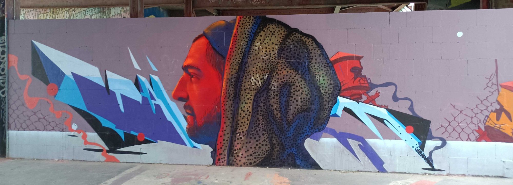 Portrait au capuchon pointilliste — Street art de FADER à Berlin