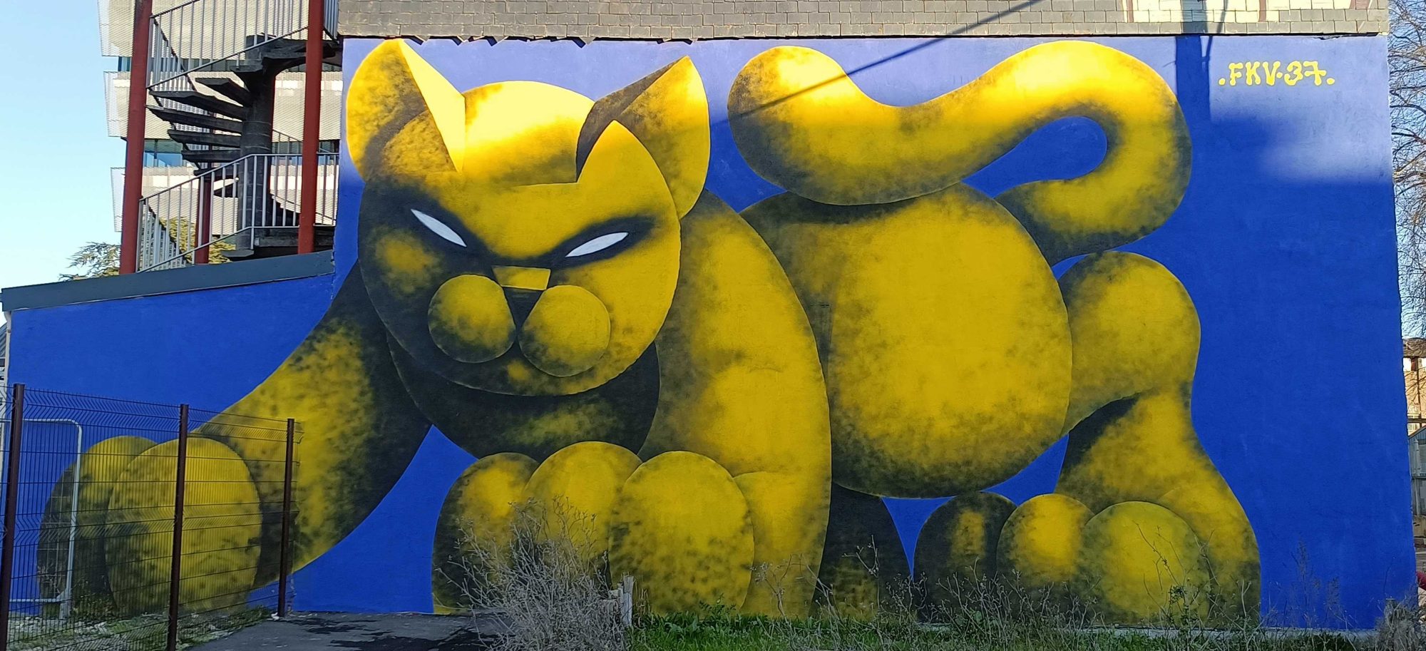 Chat géant jaune par FKV37 — Street art de fkv37 (FUKOV37) à Nantes