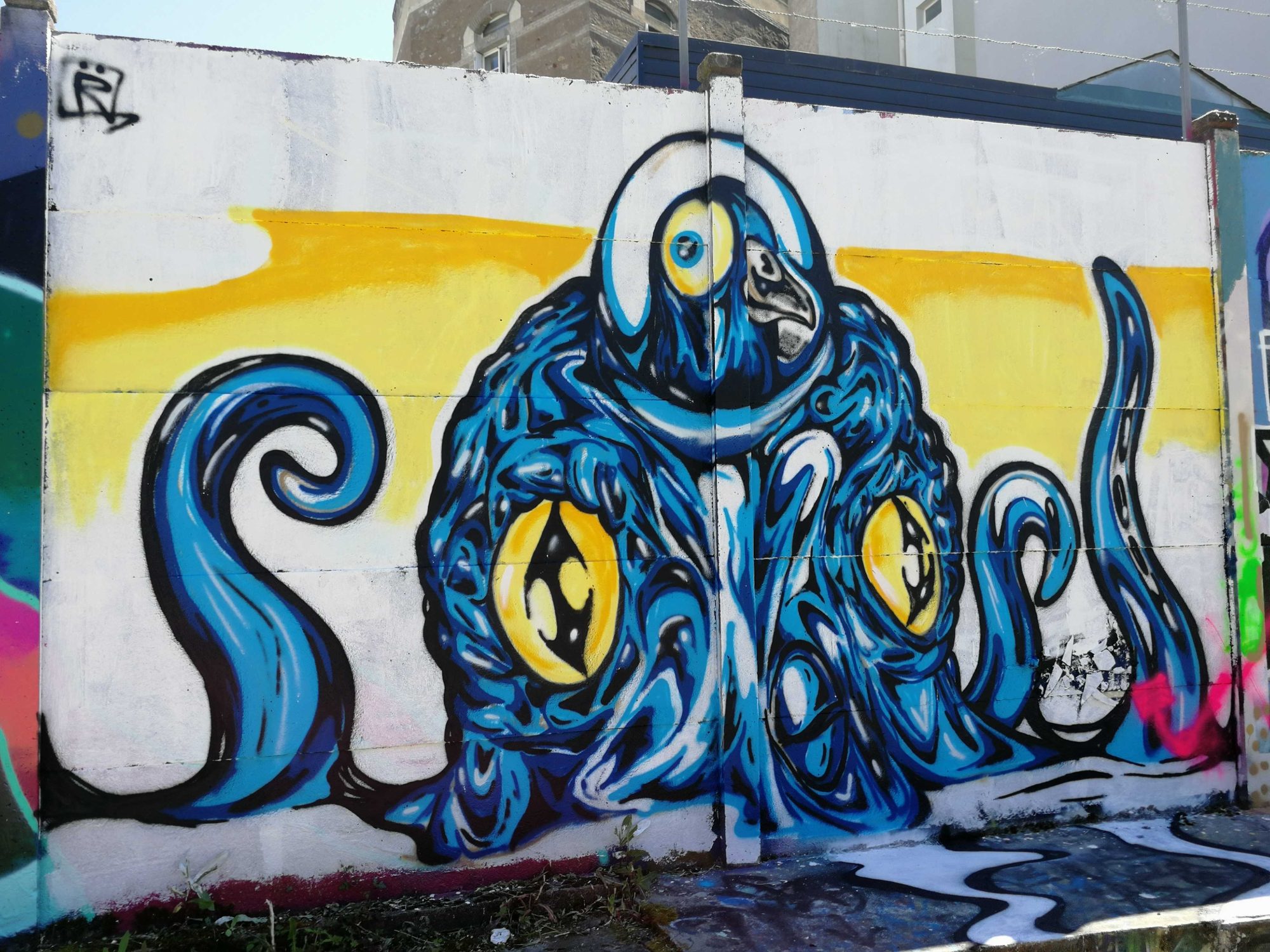Pieuvre bleue aux yeux jaunes — Street art à Nantes