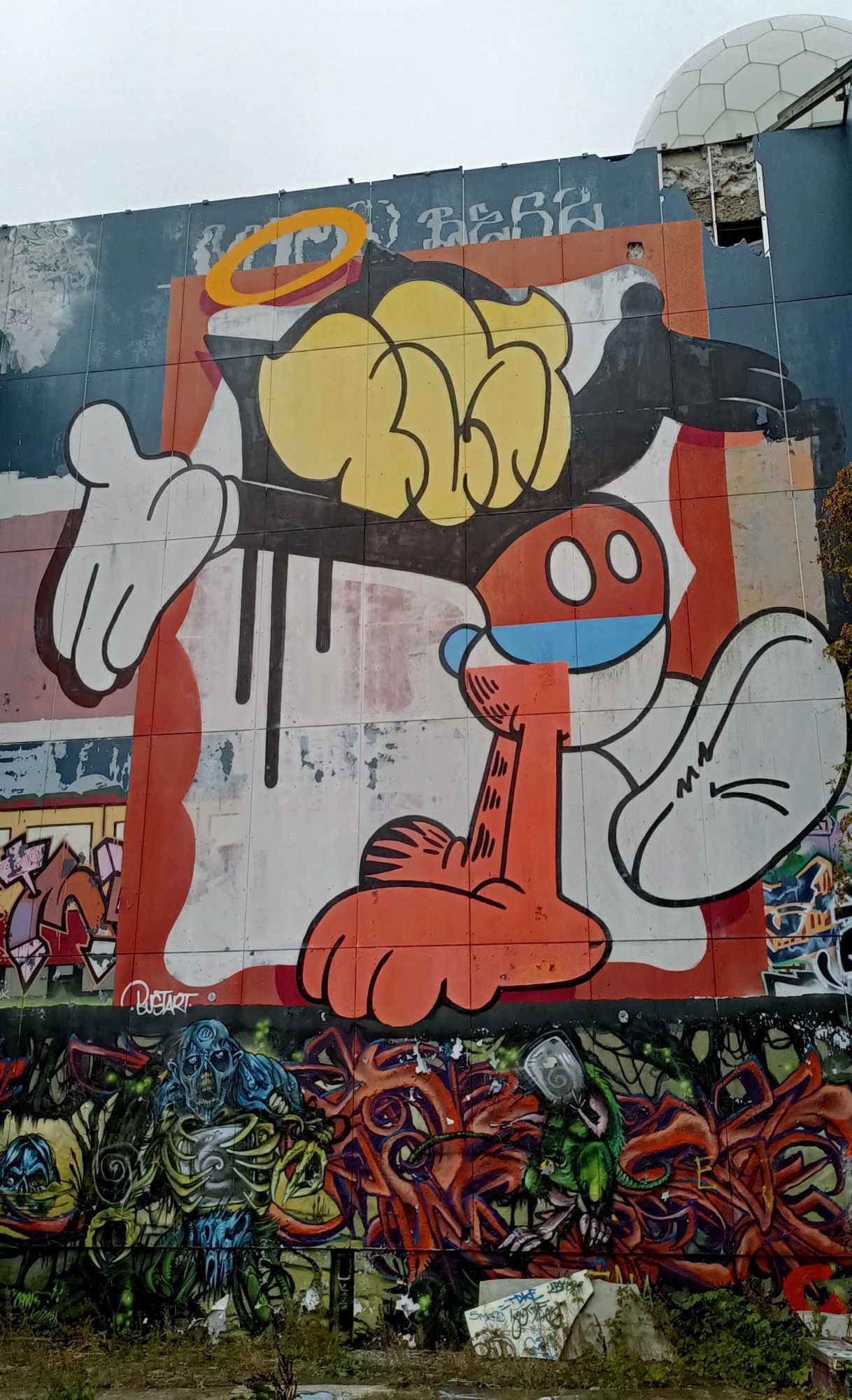 Halo Cartoon Character, Teufelsberg Berlin — Street art in Berlin