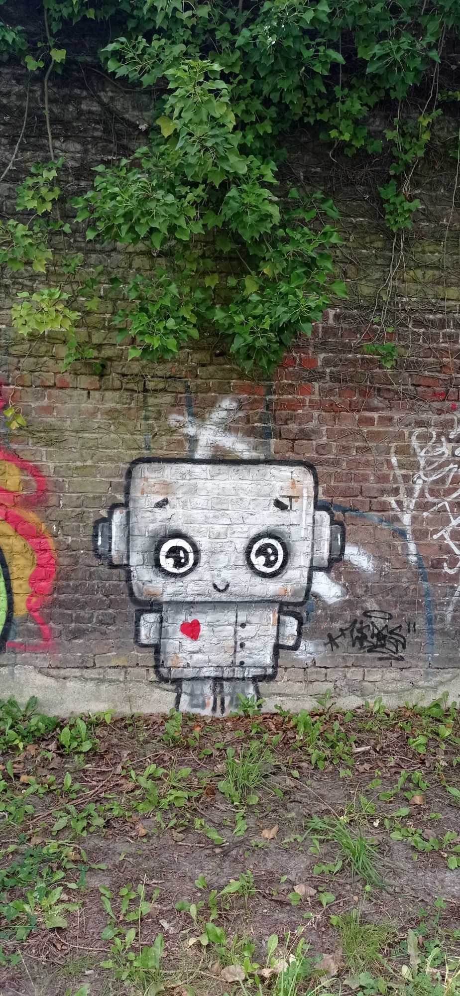 The robot with a red heart — Street art in Roubaix