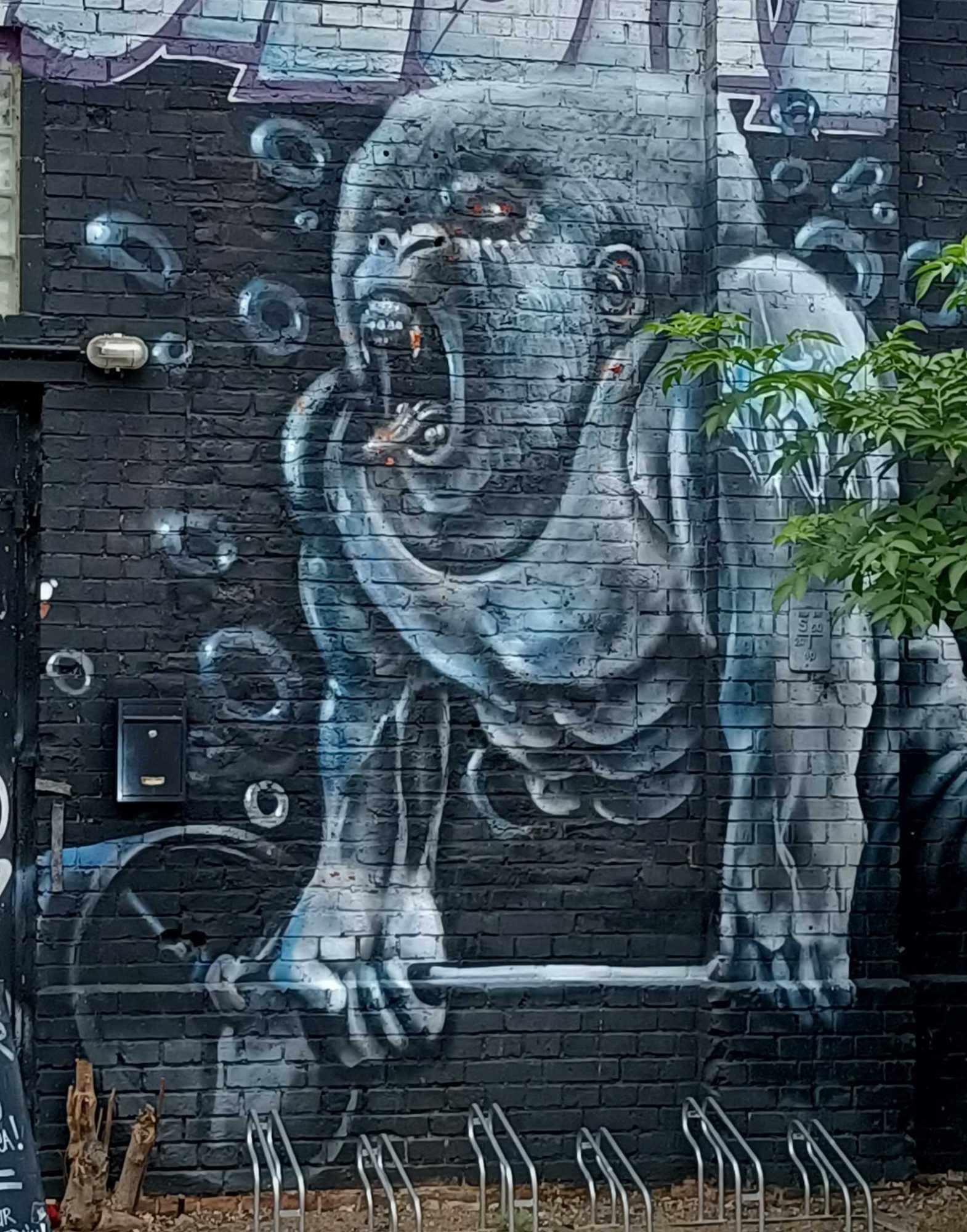 Blue Roaring Gorilla on Brick Wall — Street art in Berlin