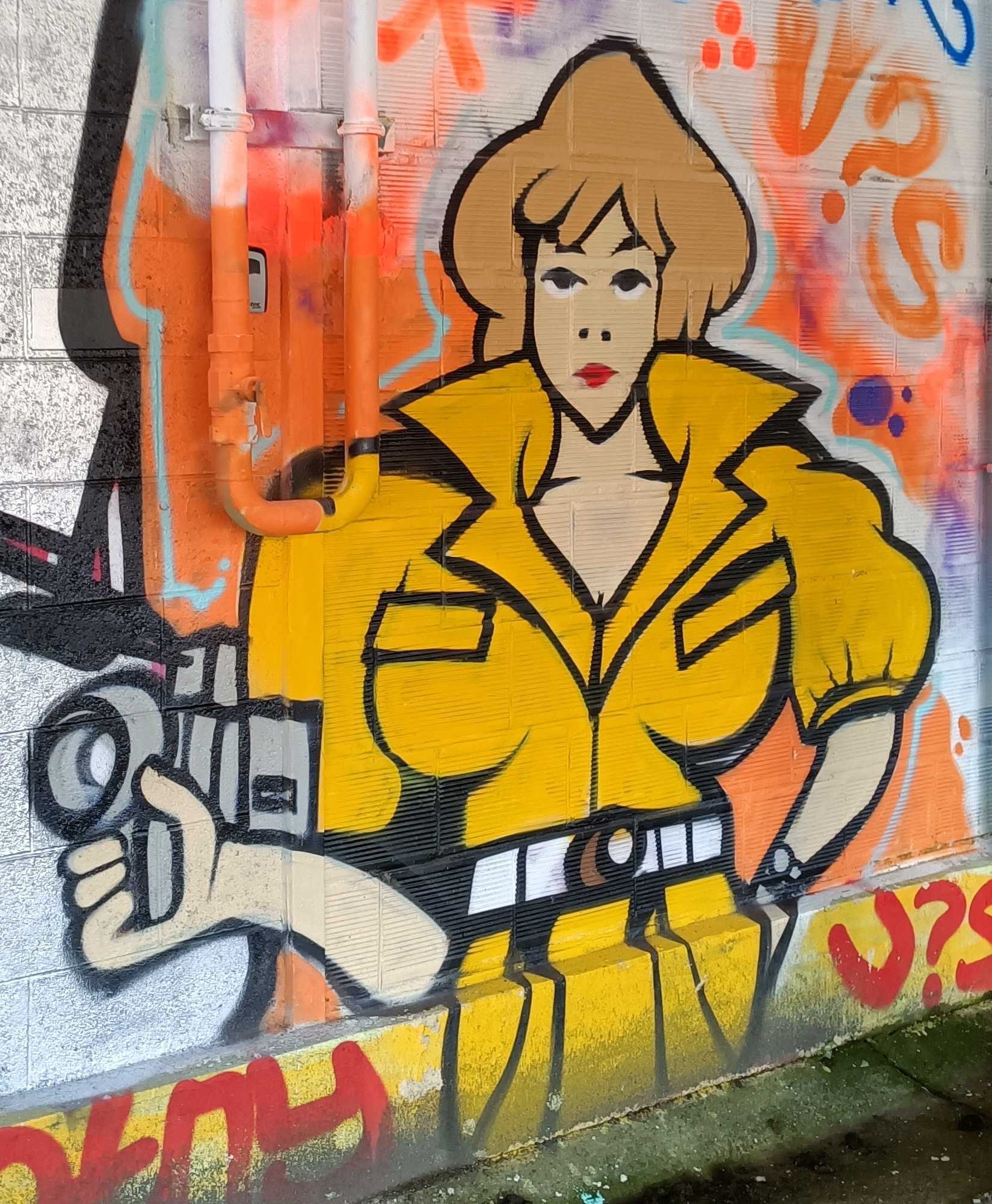 Journaliste blonde en combinaison jaune — Street art à Rennes