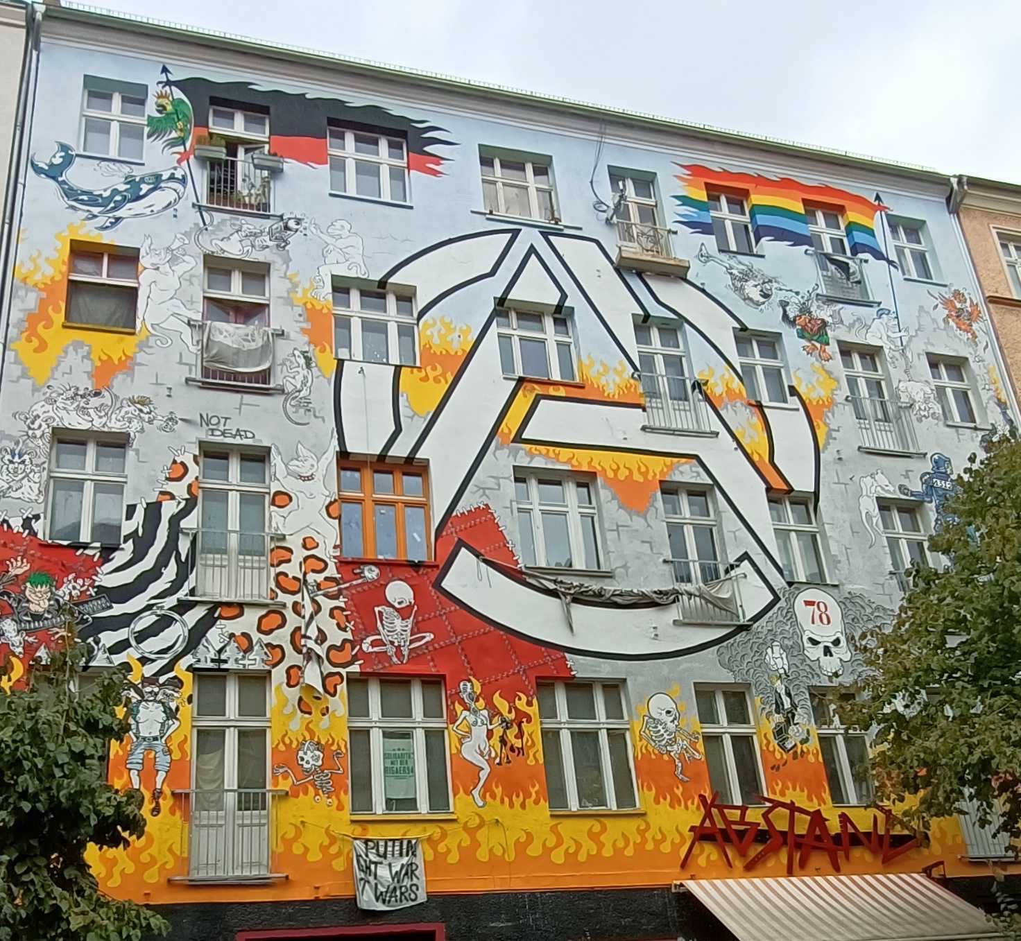 Façade en flammes de la Rigaer Straße — Street art à Berlin