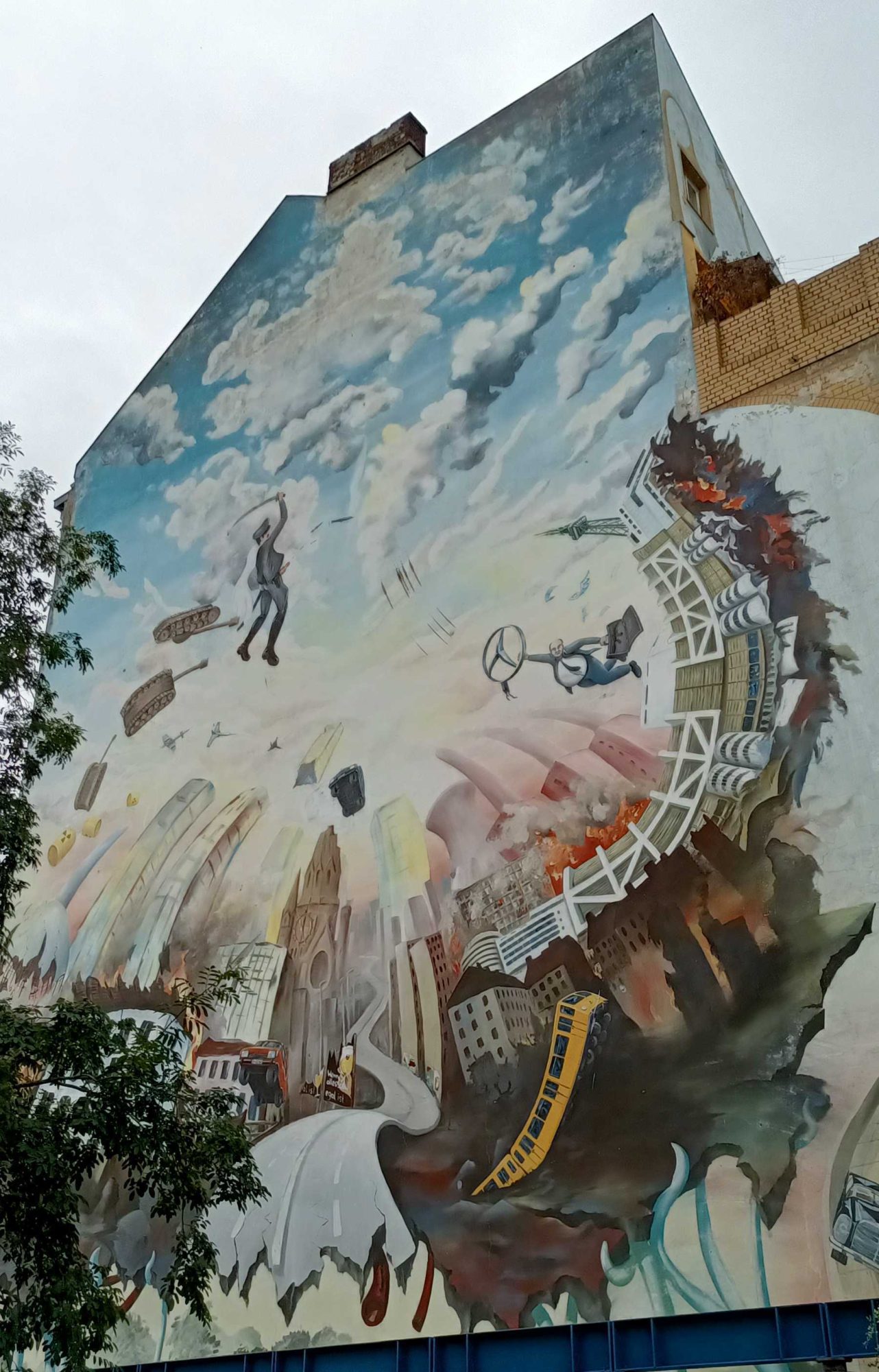 La ville aspirée par le tourbillon — Street art de Jadore Tong à Berlin