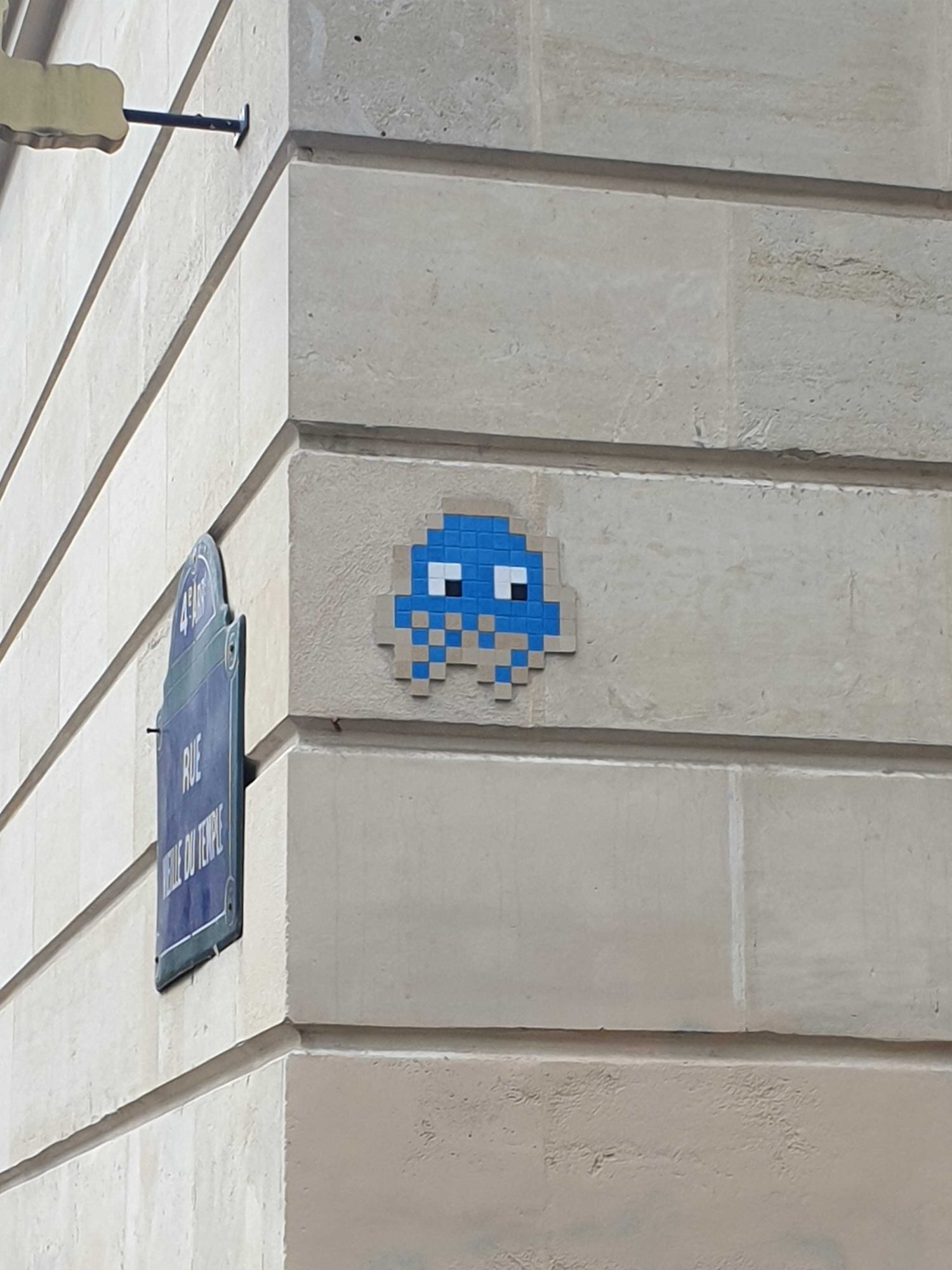 PA_34, fantôme bleu de la rue Vieille-du-Temple — Street art de Invader à Paris