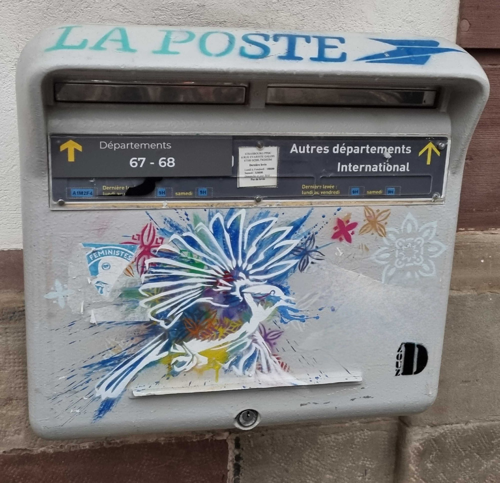 Oiseau sur boîte aux lettres — Street art à Strasbourg