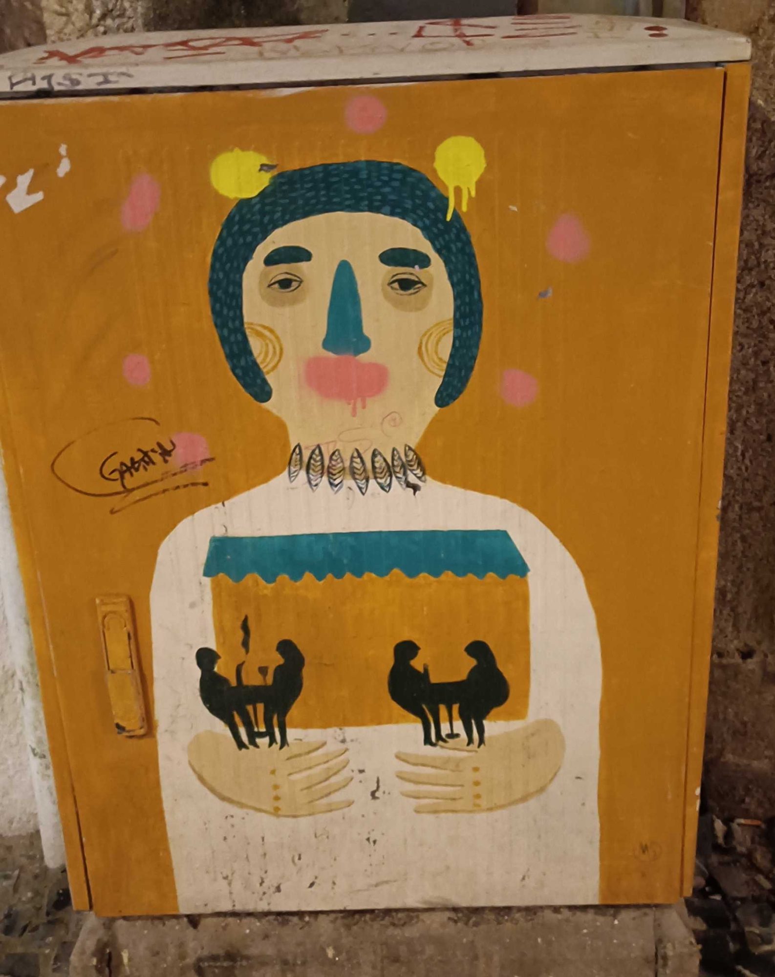 Personnage naïf sur boîtier par Gaspa — Street art à Porto