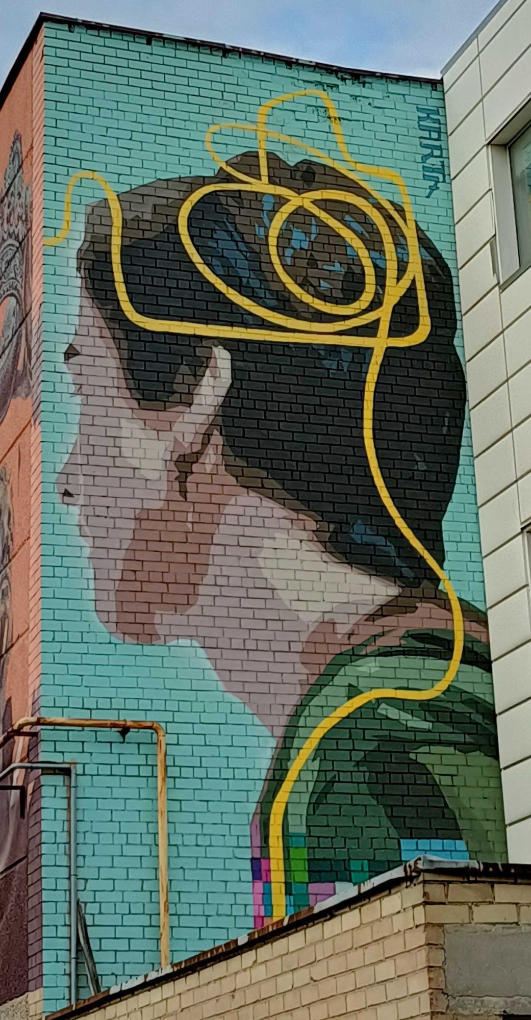 Le fil jaune emmêlé — Street art de Linas Kaziulionis kart7 à Vilnius