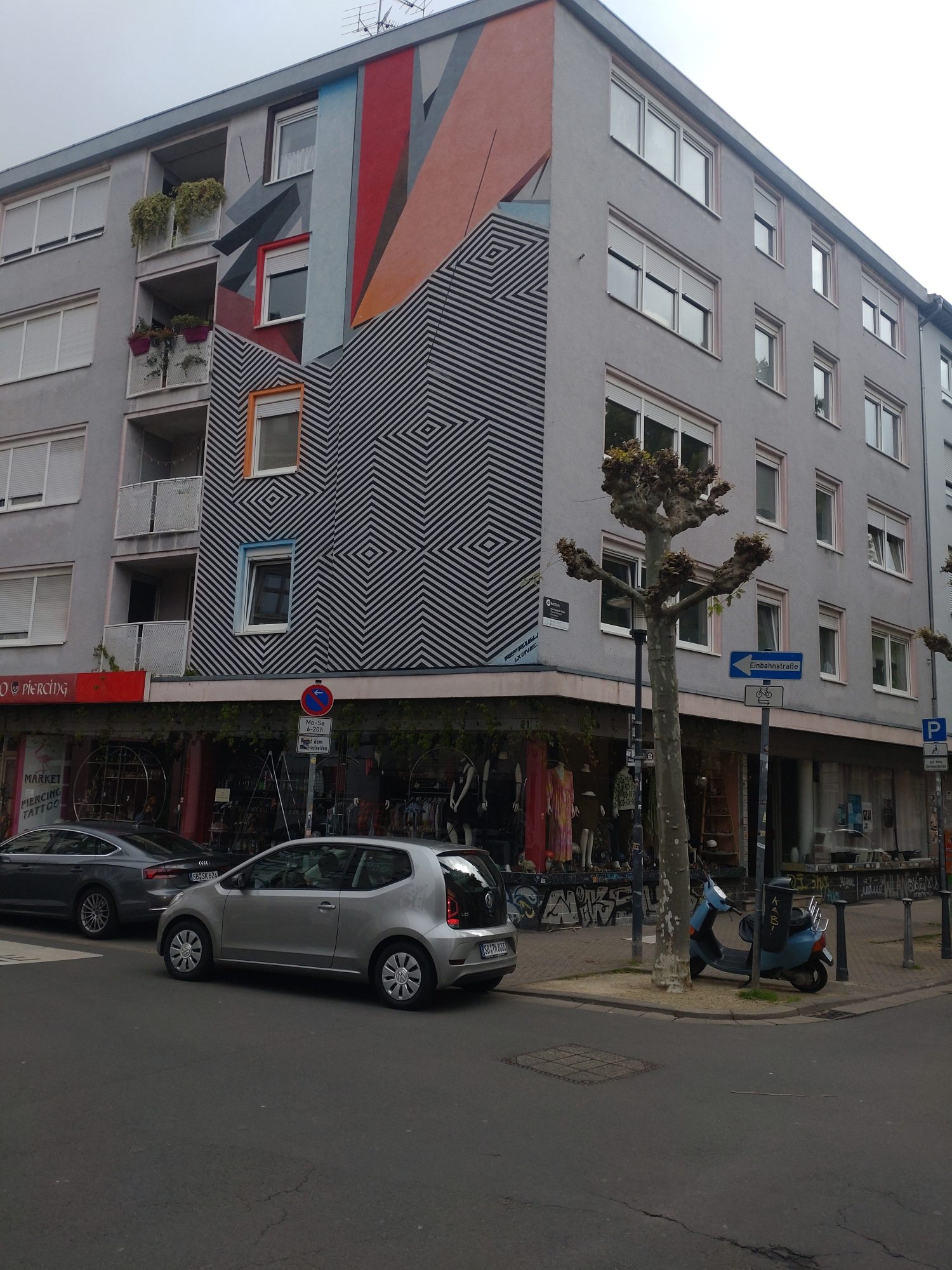 Mural géométrique moderne rouge-gris-bleu — Street art de Remi Rough, LX.One à Saarbrücken