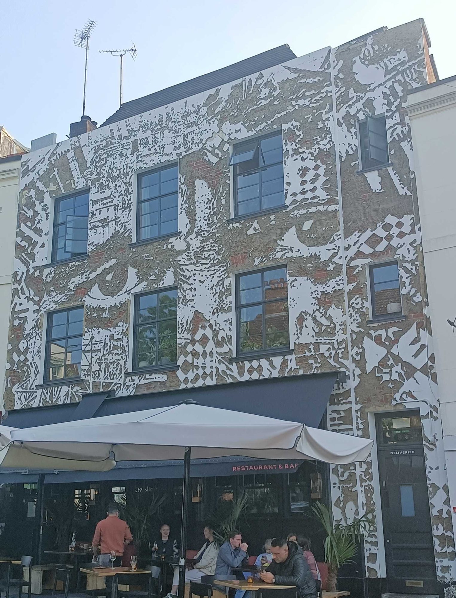 Le visage creusé dans la façade, par Vhils — Street art de Vhils à London