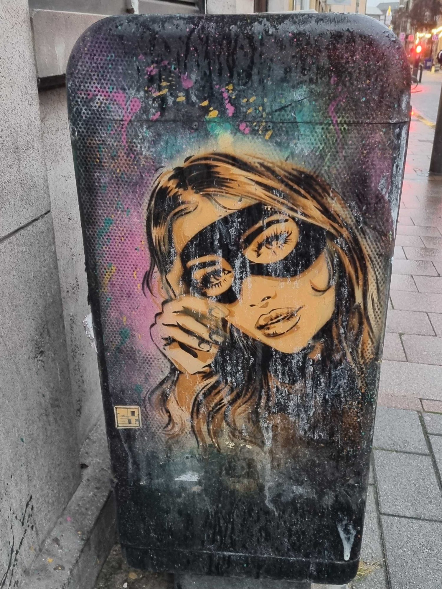 Femme au masque dorée — Street art de RNST à Strasbourg
