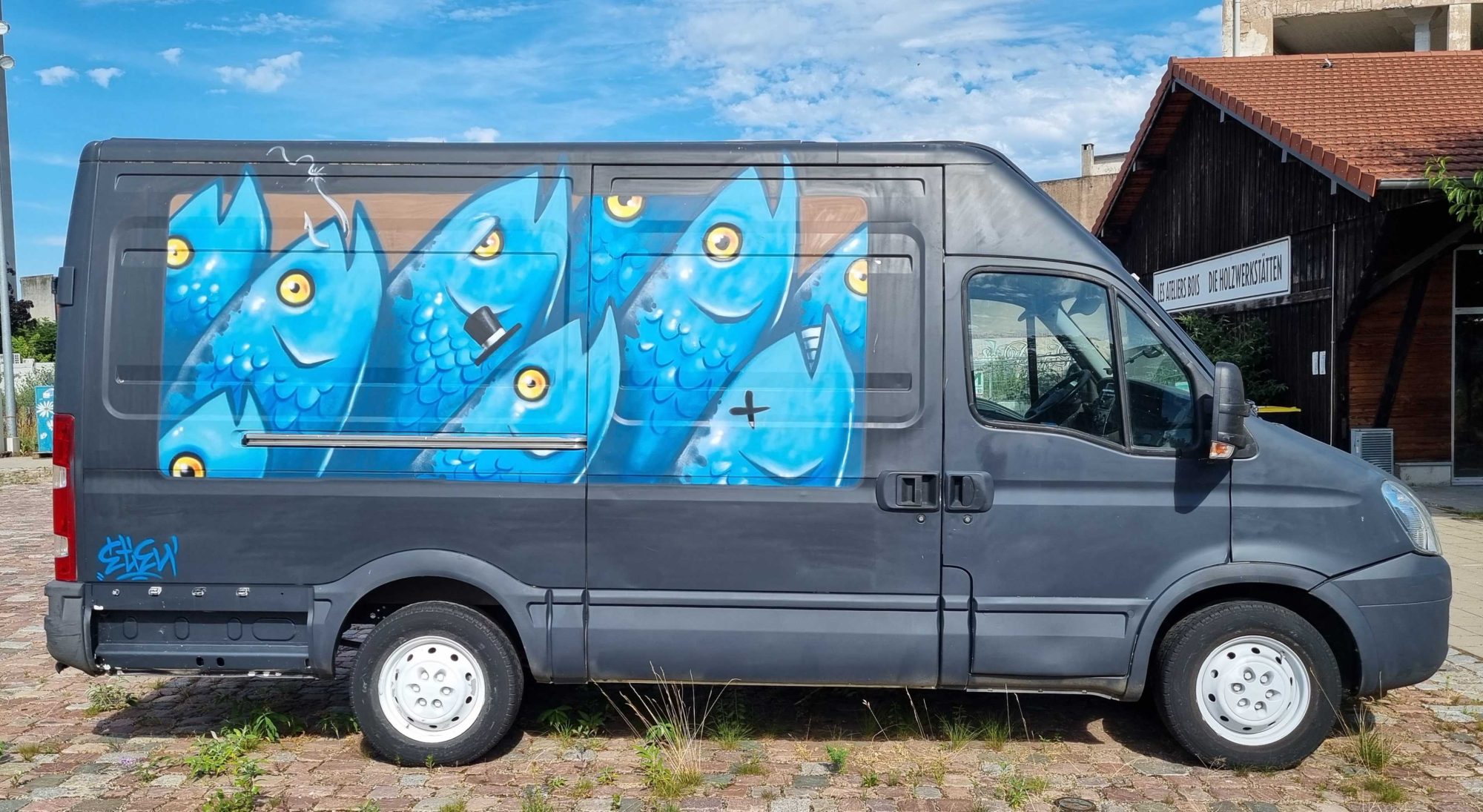 Banc de poissons bleus sur camionnette — Street art à Strasbourg