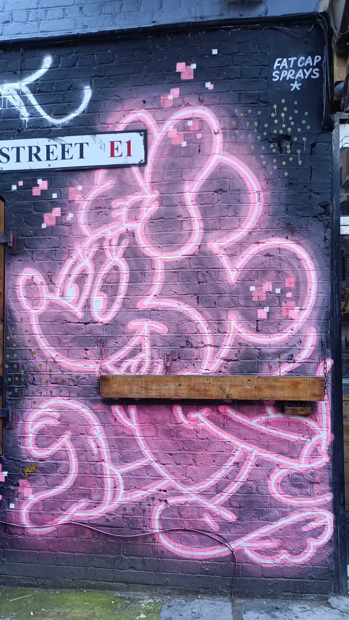 Personnage néon rose — Street art de Fat Cap Sprays à London
