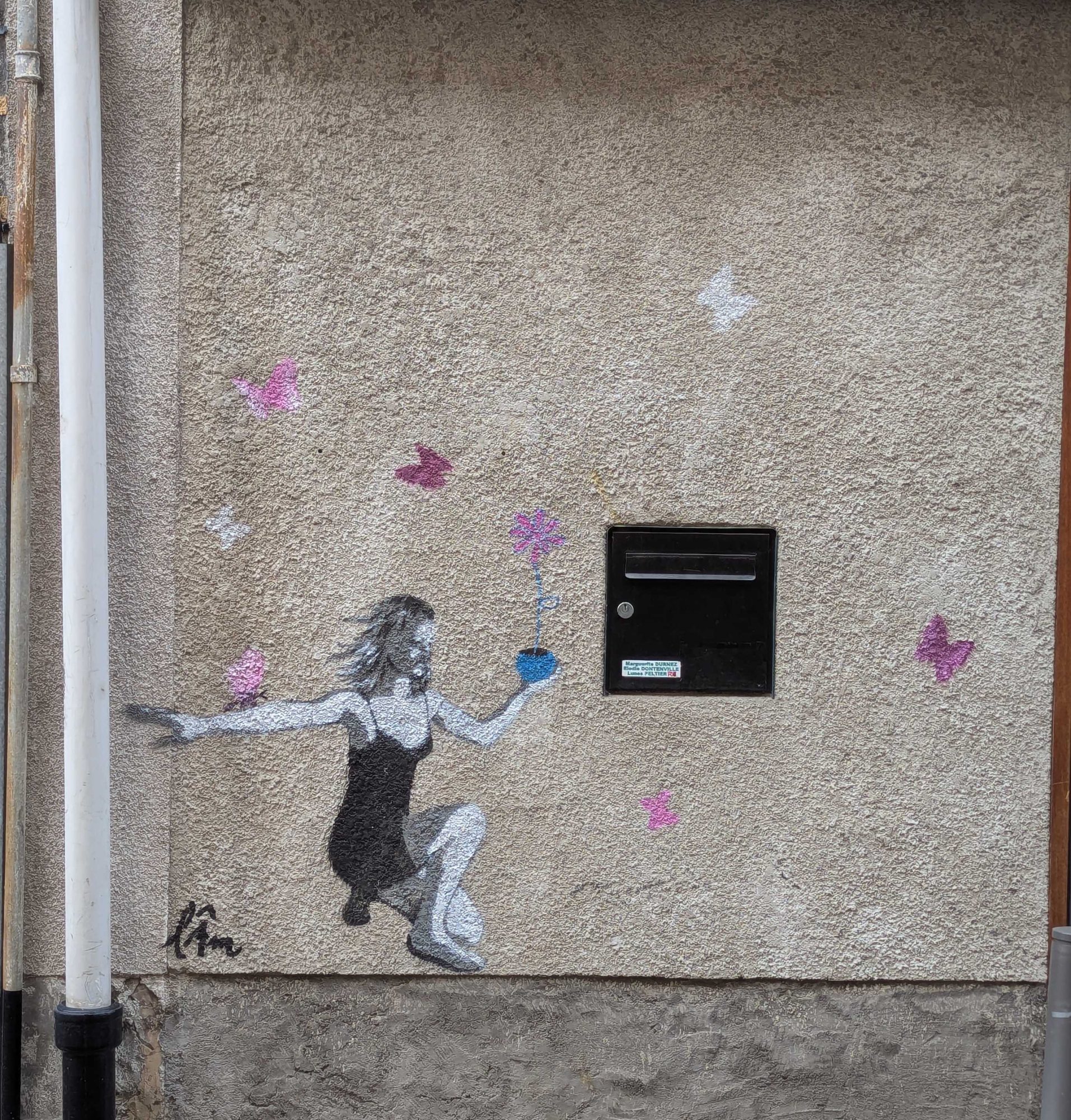 Fillette aux papillons roses et pot de fleur — Street art à Clermont-Ferrand