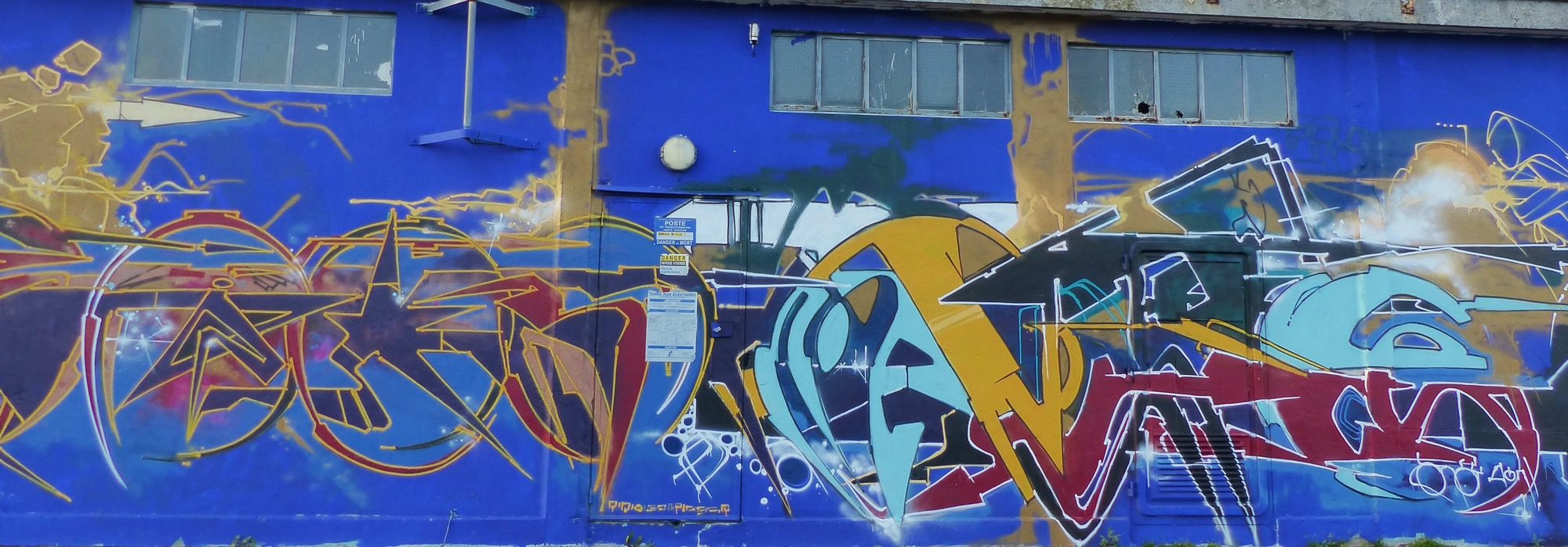 Lettrage wildstyle bleu — Street art à Nantes