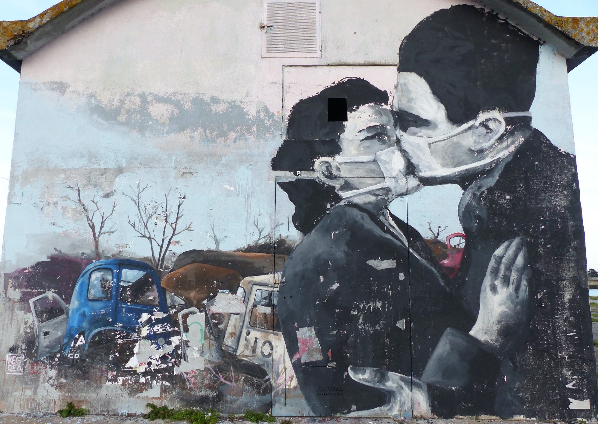 The Masked Kiss — Street art by Kegrea in Nantes