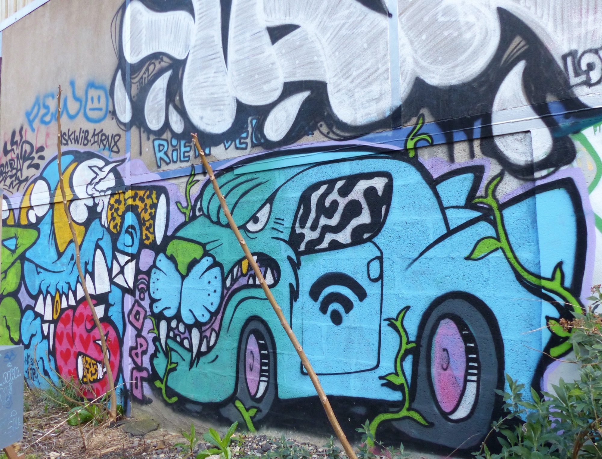 Voiture et monstres — Street art à Nantes