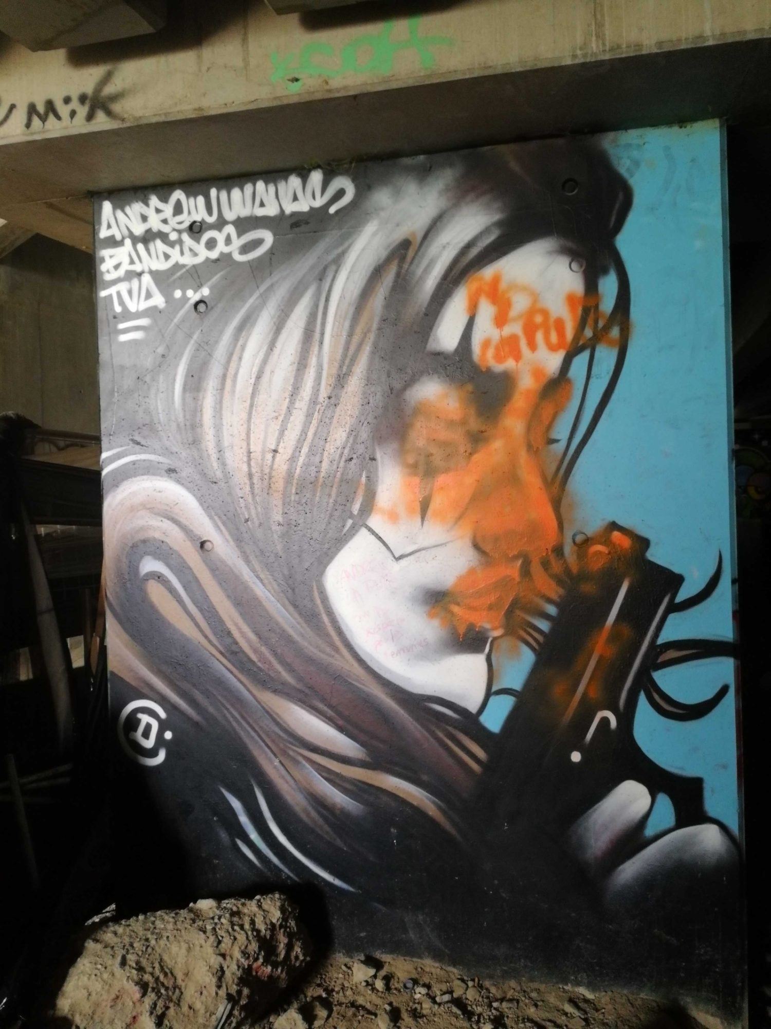 Figure Féminine au Pistolet — Street art à Paris