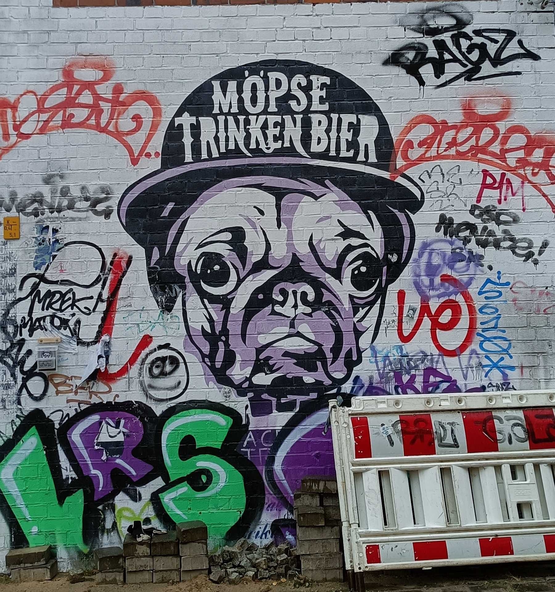 Bouledogue Möpse trinken Bier, Berlin — Street art à Berlin