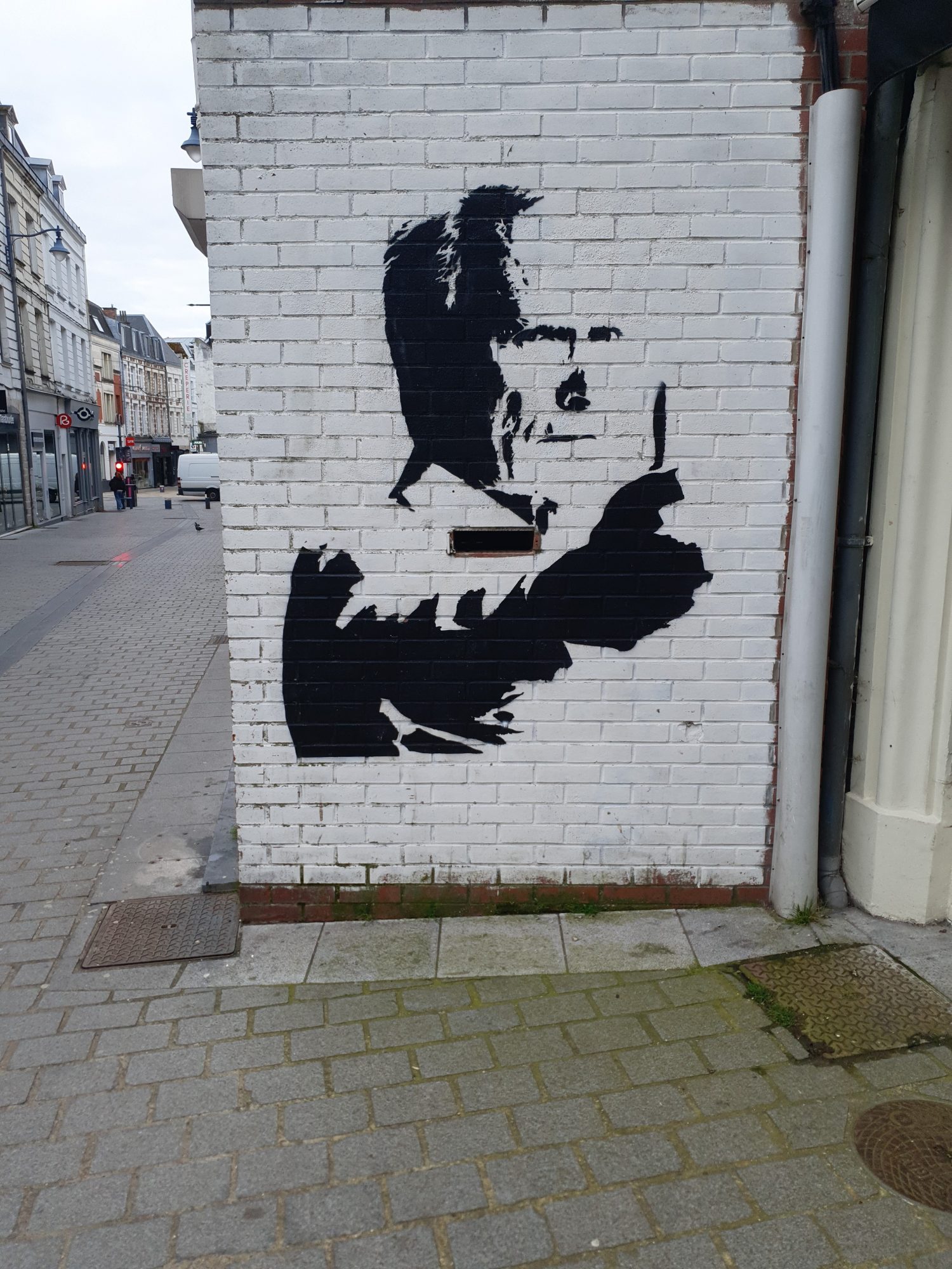 Stencil art silhouette personnage noir — Street art à Arras