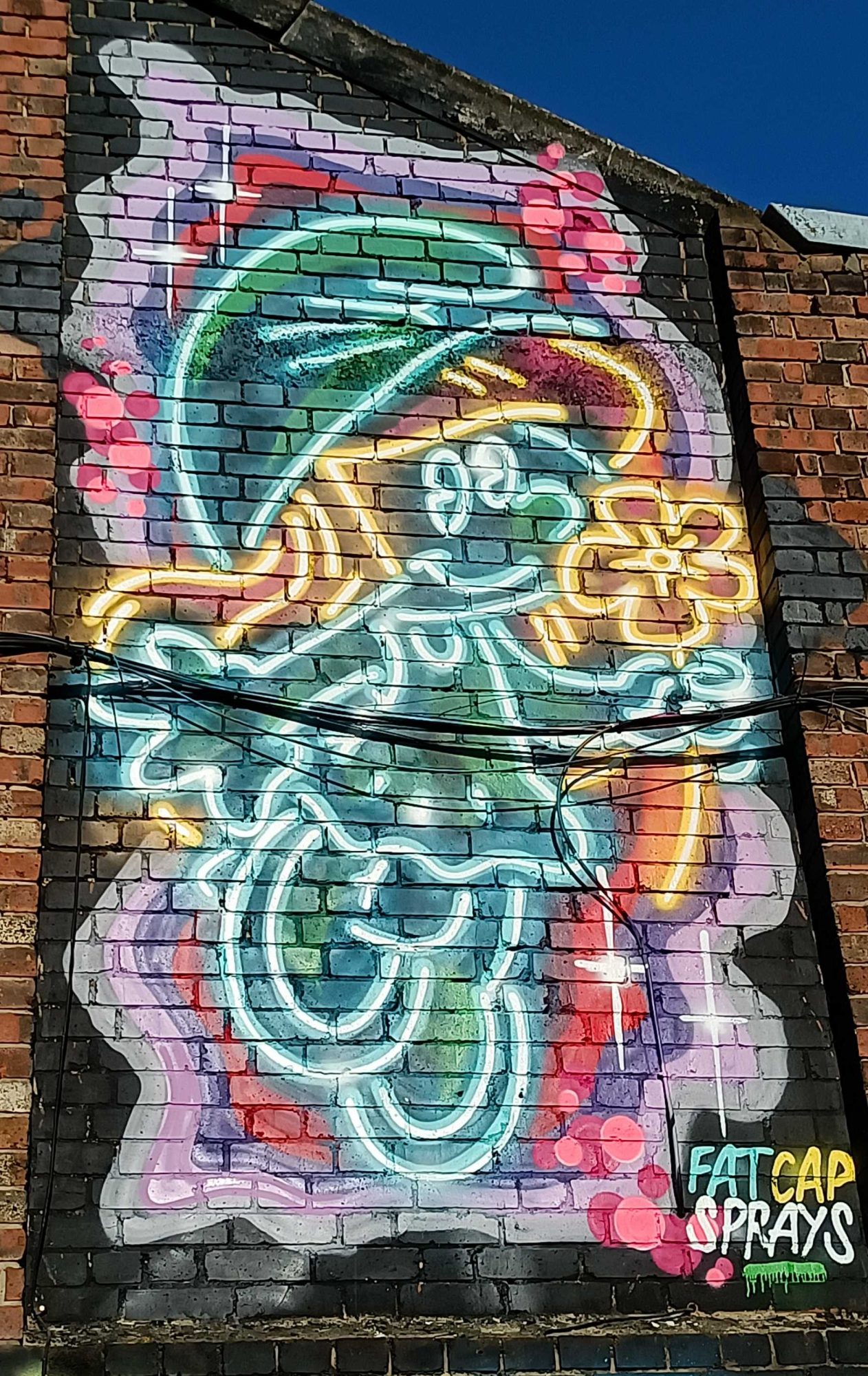 Tracé néon sur fond pastel — Street art de Fat Cap Sprays à London