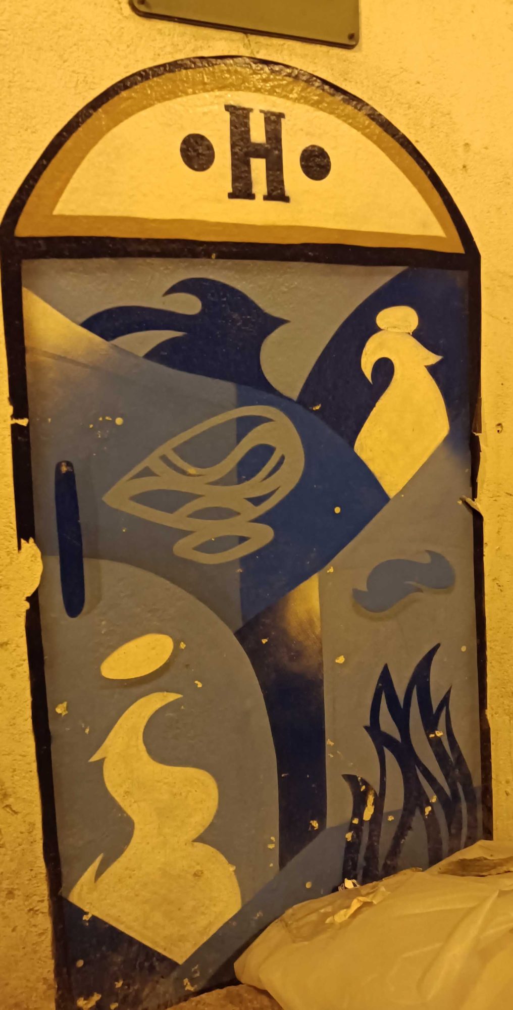 Composition bleue sur porte par Hazul — Street art de Hazul à Porto