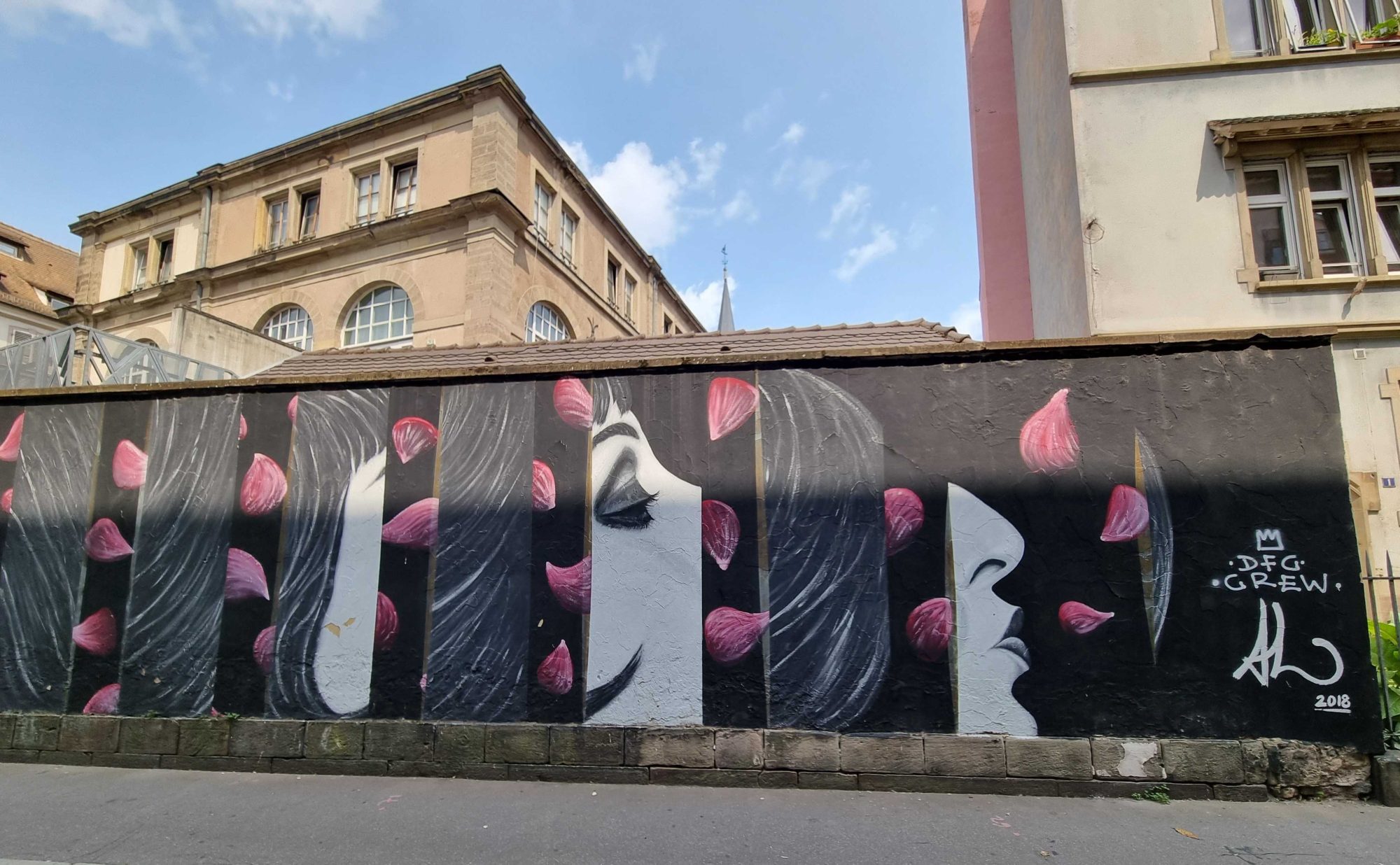 Portraits féminins aux pétales roses — Street art à Strasbourg