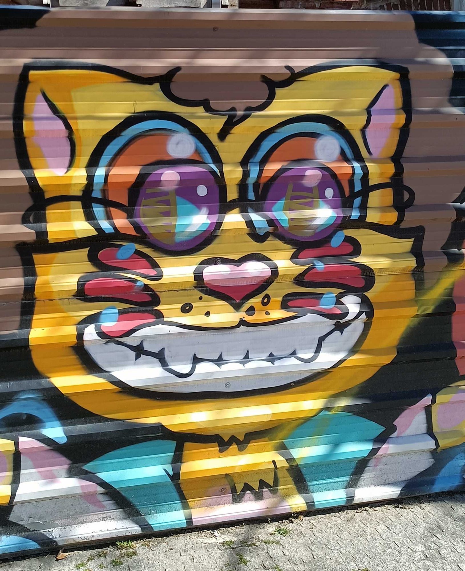 Grinning Cartoon Cat with Big Eyes — Street art in Madrid