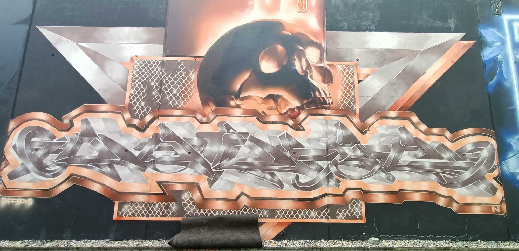 Le crâne et le lettrage chromé — Street art de Doroc, Jiffboys à Berlin