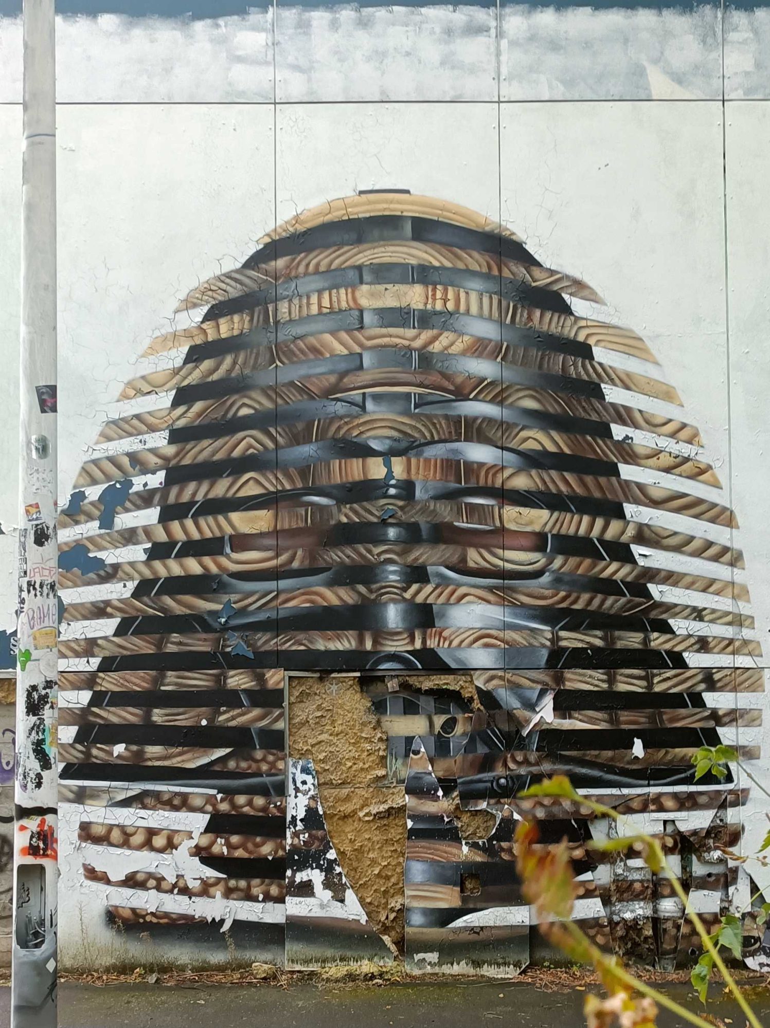 Visage strié bois, Berlin — Street art de Cee Pil à Berlin