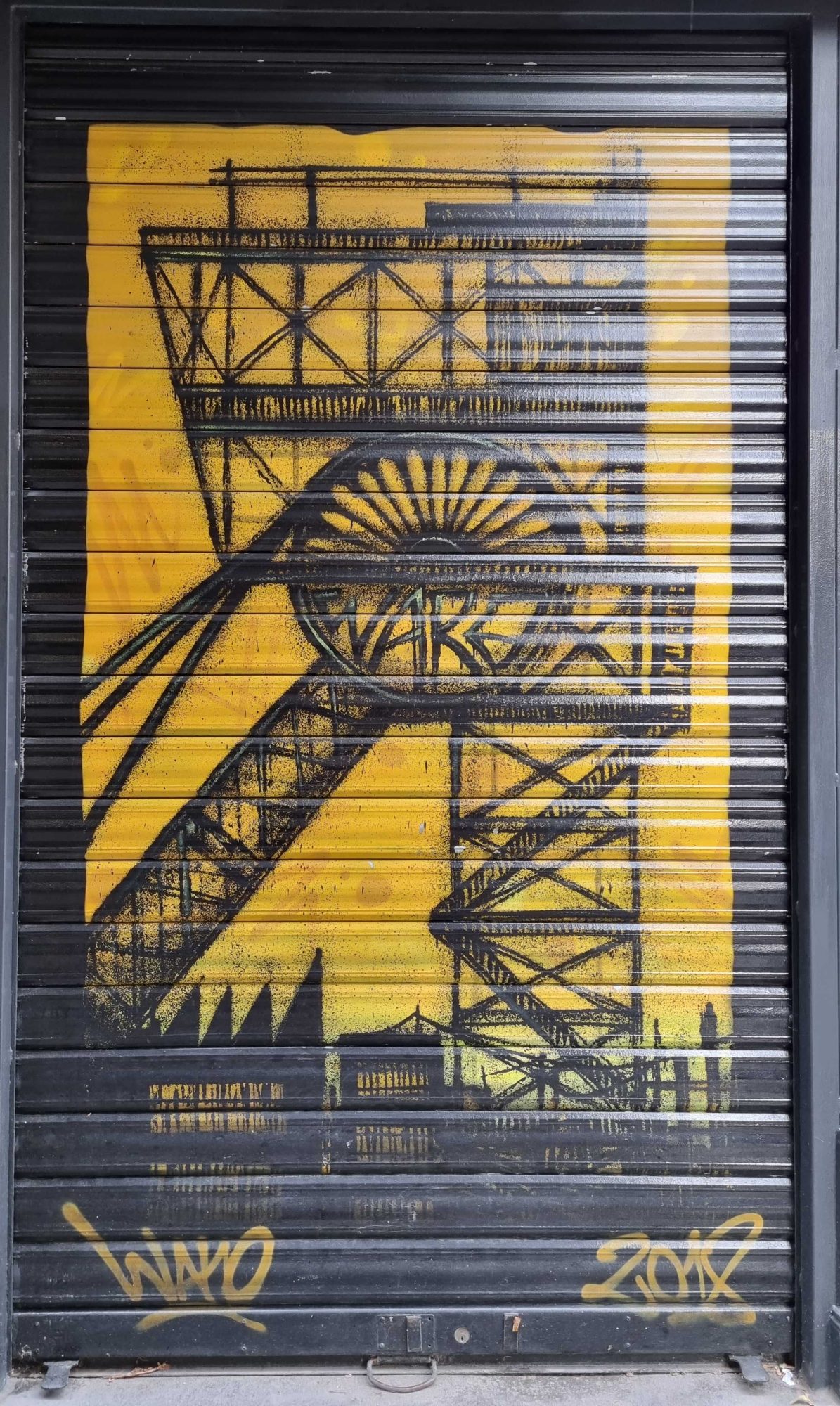 Chevalement industriel en pochoir jaune — Street art à Clermont-Ferrand
