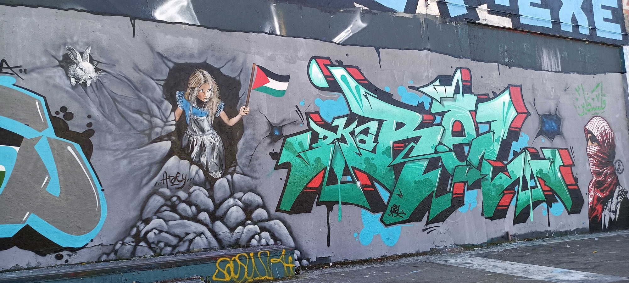 Monument et drapeaux engagés — Street art à Nantes