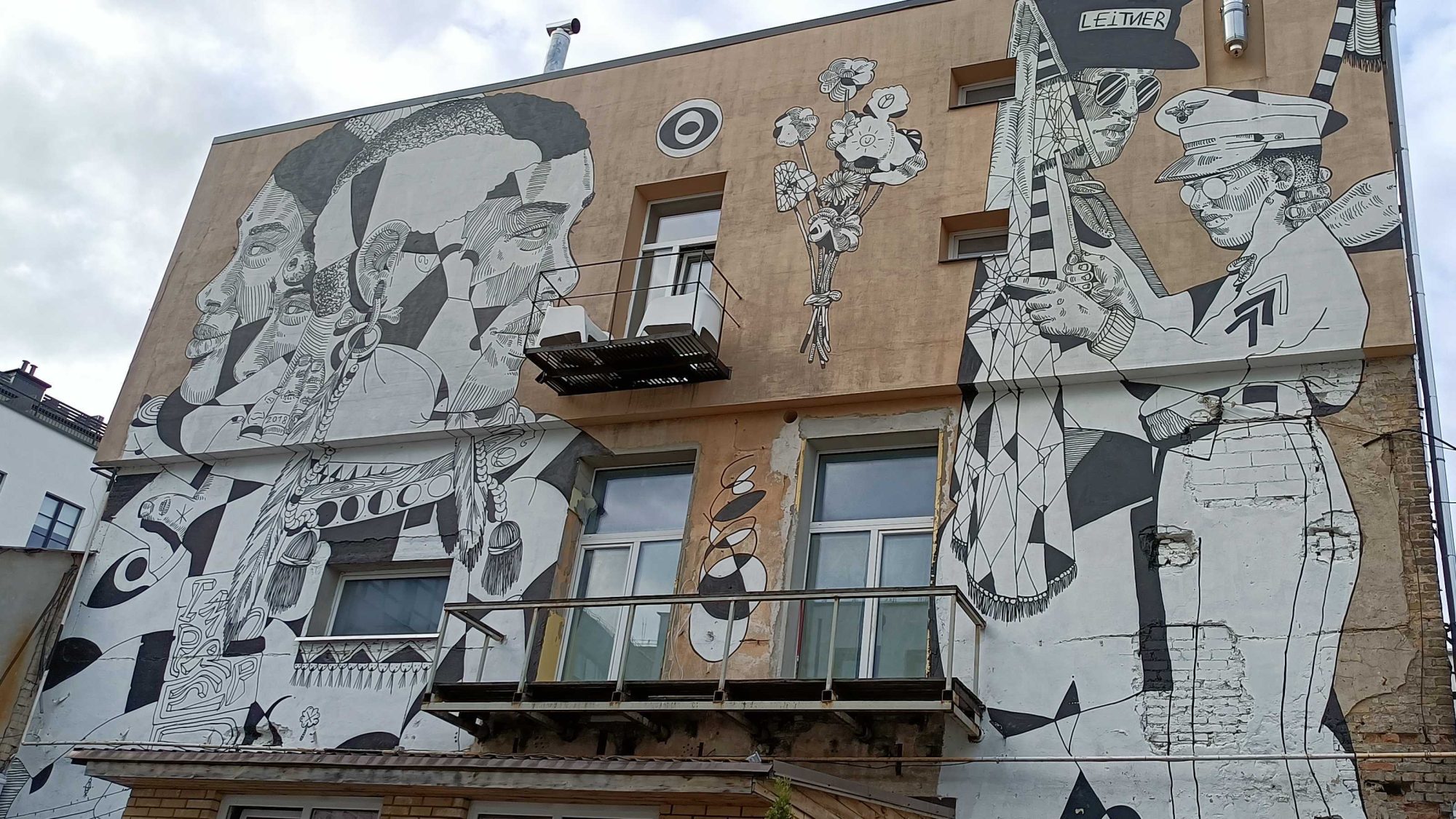 Abstract black and white composition — Street art by David Leitner in Vilnius