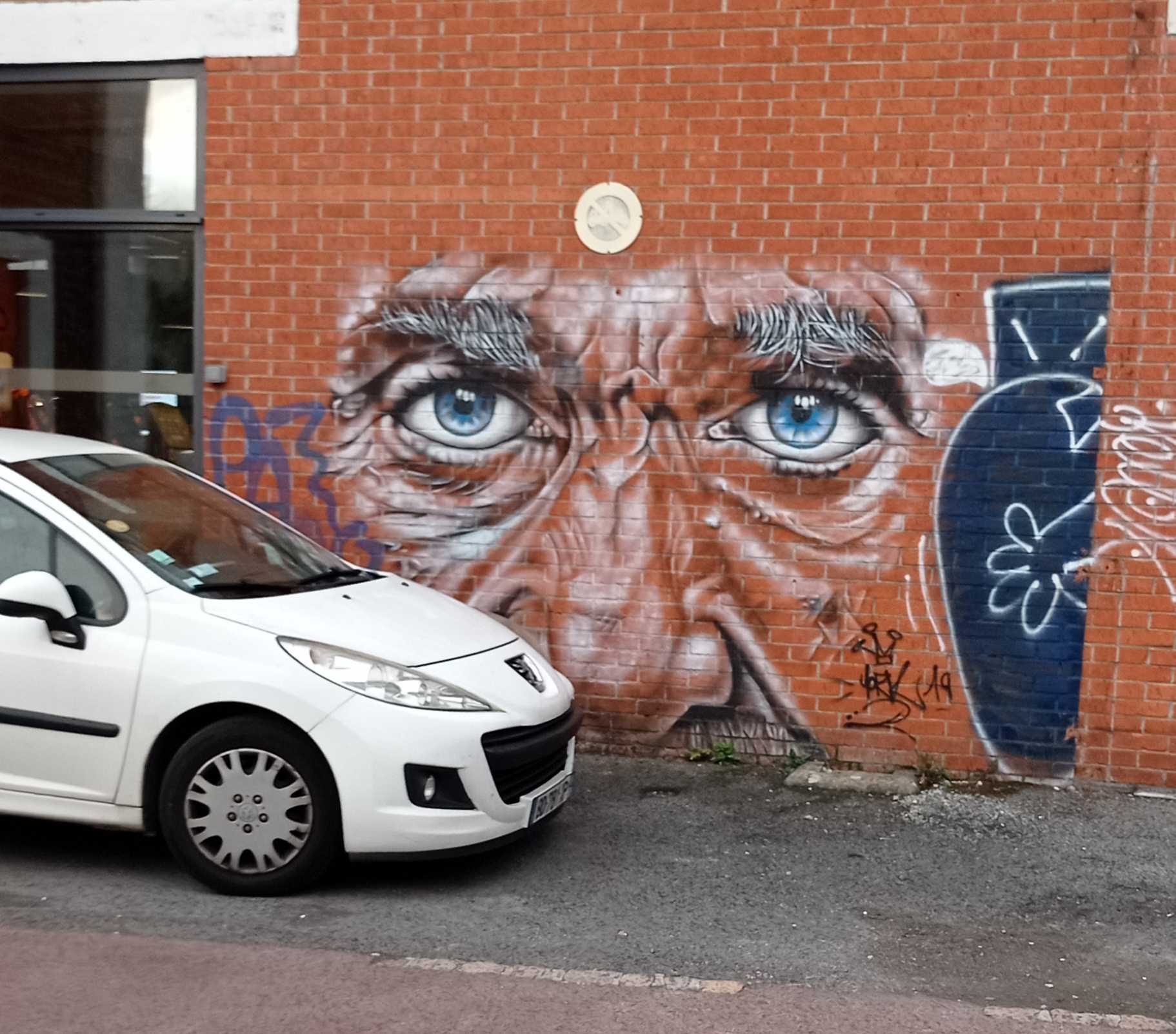 Regard bleu hyperréaliste à Lille — Street art à Lille