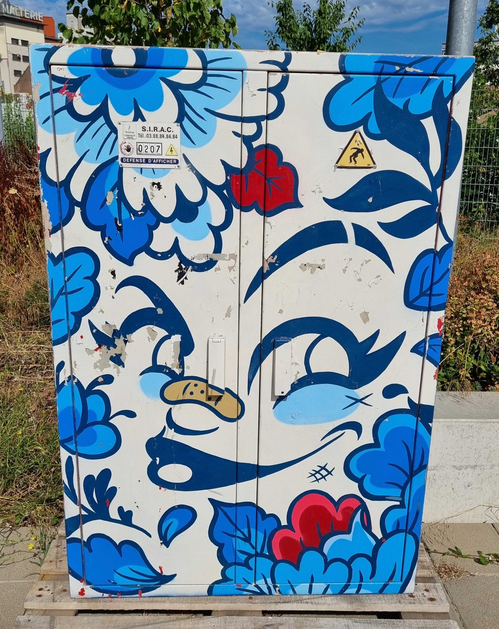 Fleurs bleues façon faïence — Street art à Strasbourg