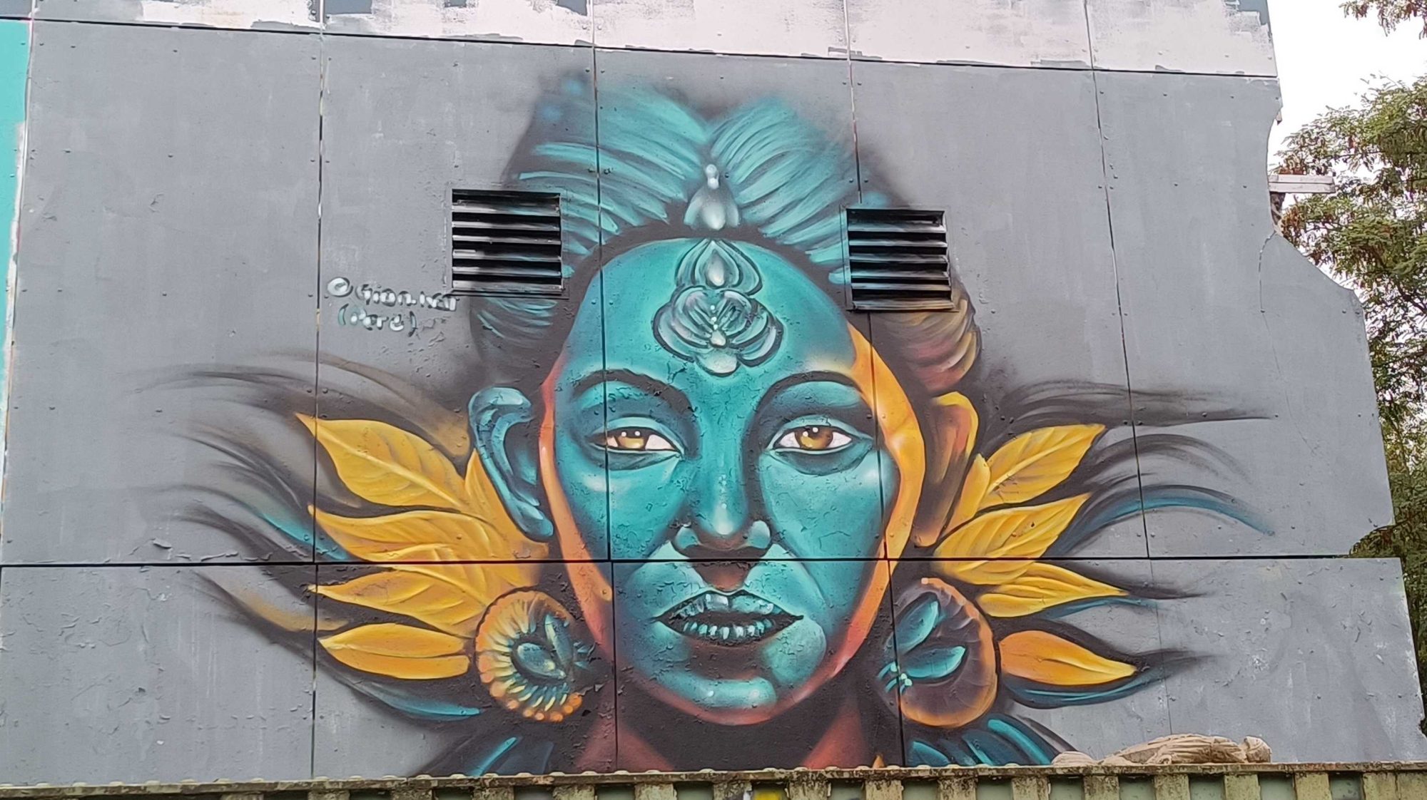 Déesse bleue aux feuilles dorées — Street art de Giancarlo Ayasta Bernabe à Berlin
