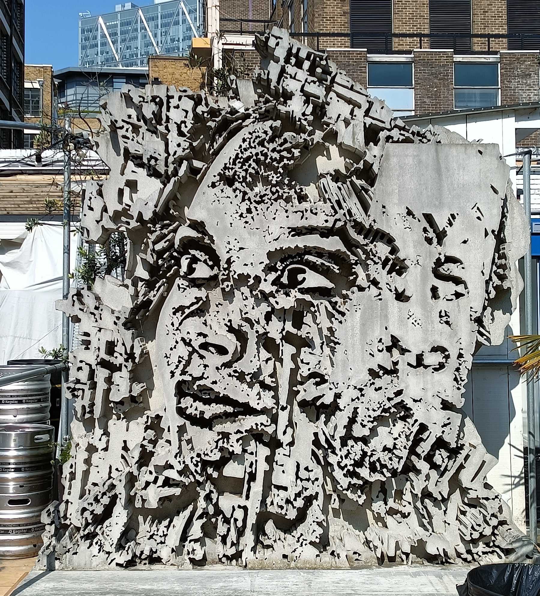 Visage taillé dans le mur — Street art à London