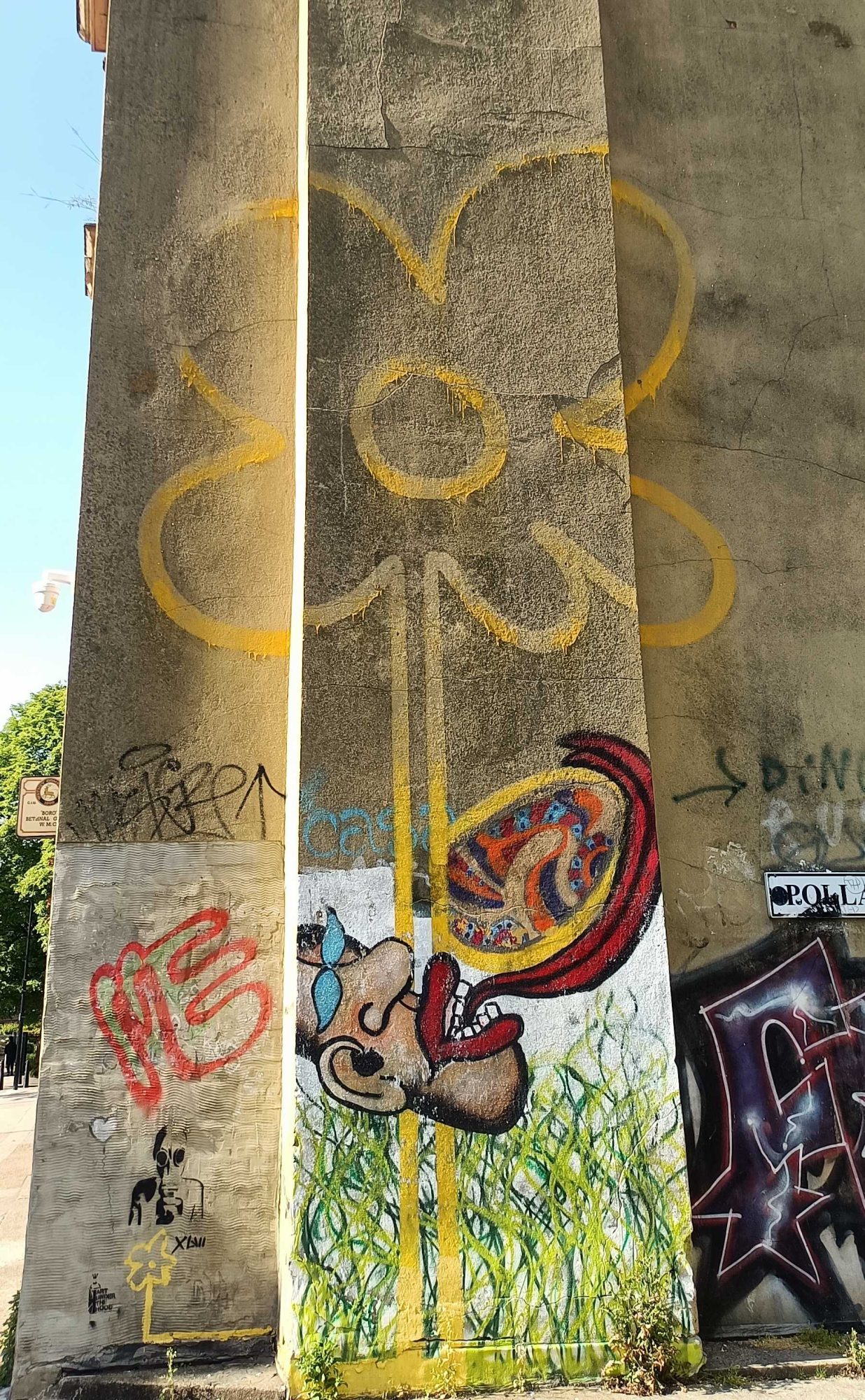 Marguerite jaune sur pilier — Street art de Banksy à London