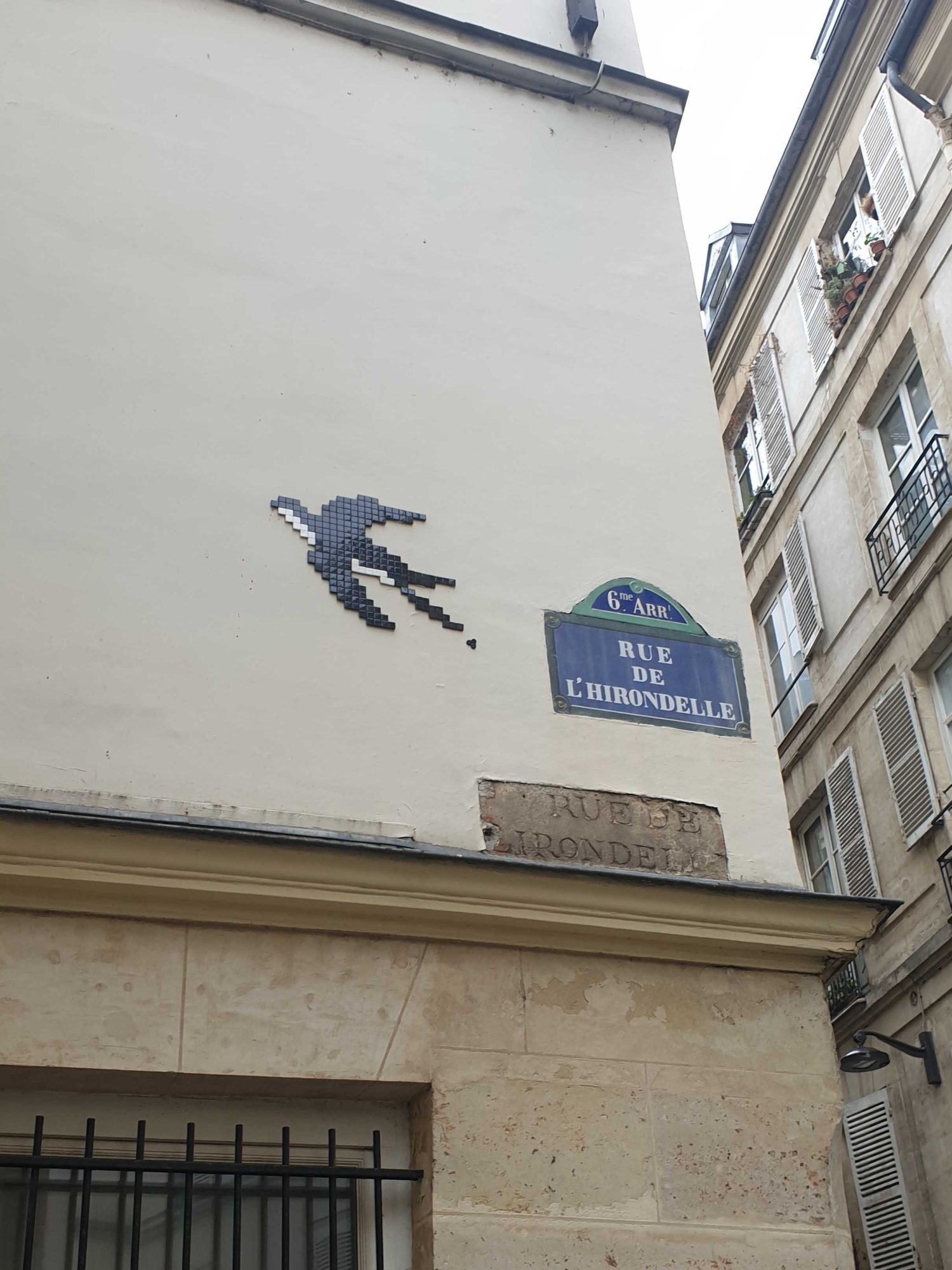 Hirondelle — Street art de Mifamosa à Paris