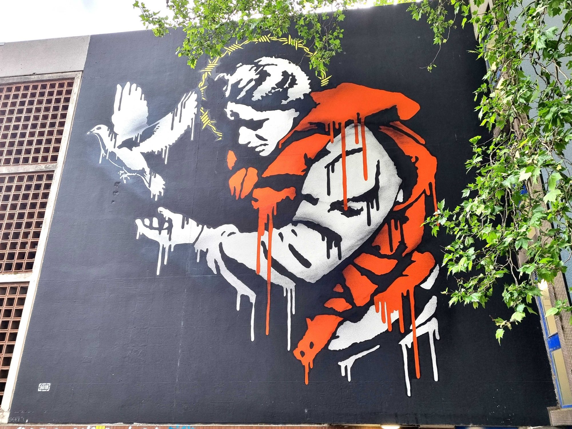 L'enfant à la colombe — Street art de Goin à Grenoble