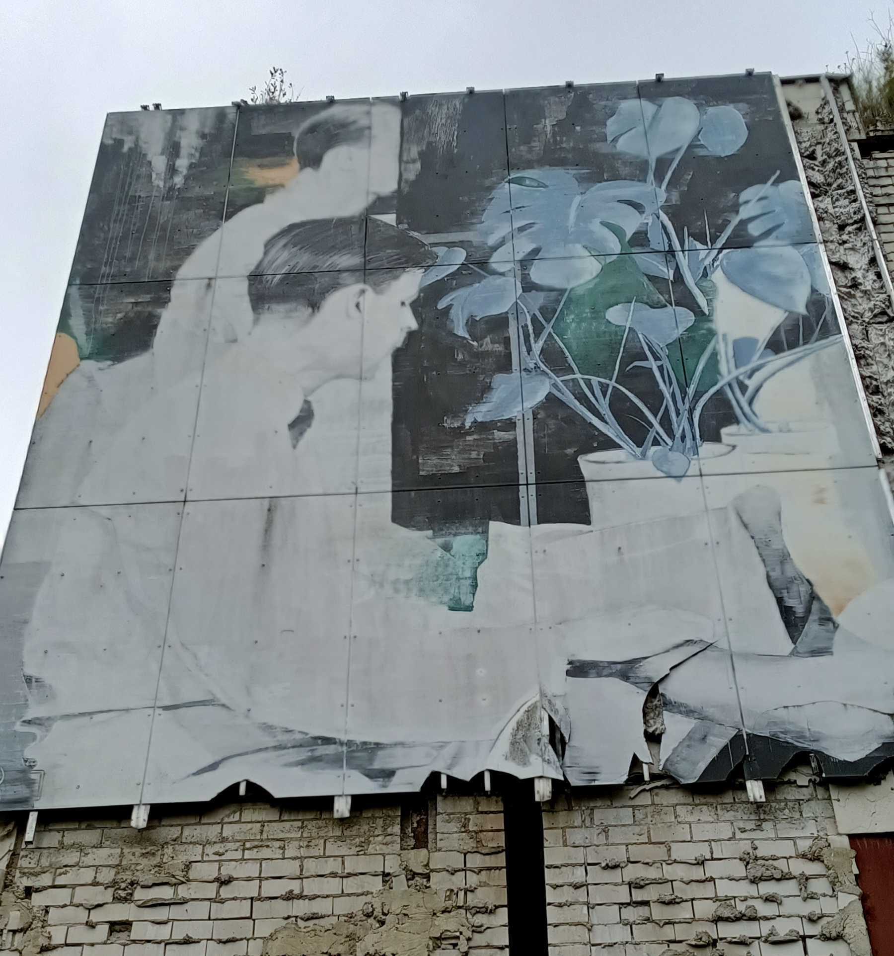 Femme pensive aux plantes, fresque délicate — Street art à Berlin
