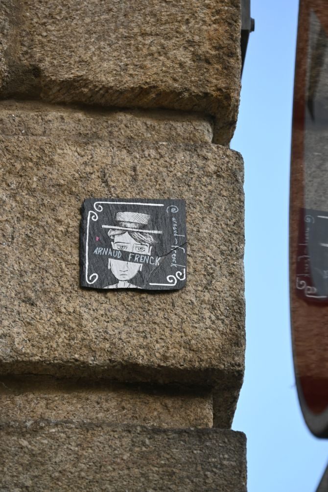 L'homme au chapeau à la tête décalée — Street art de Arnaud Frenck à Rennes