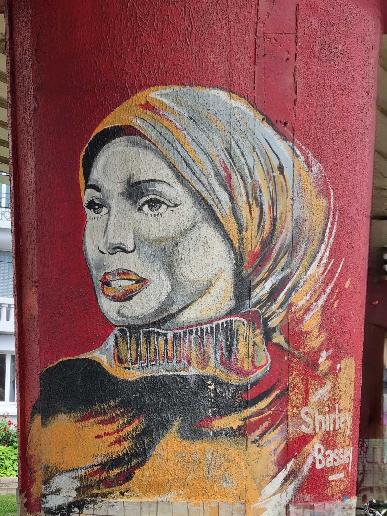 Portrait de Shirley Bassey sur pilier — Street art à Grenoble