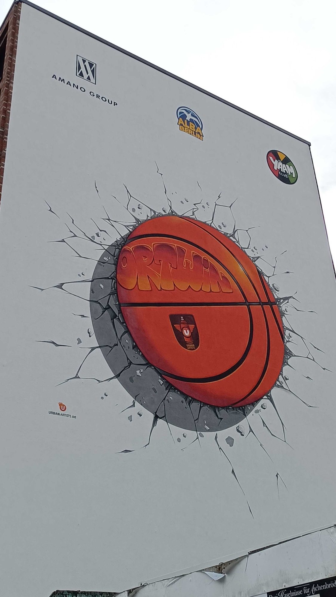 Le ballon de basket encastré dans le mur — Street art à Berlin