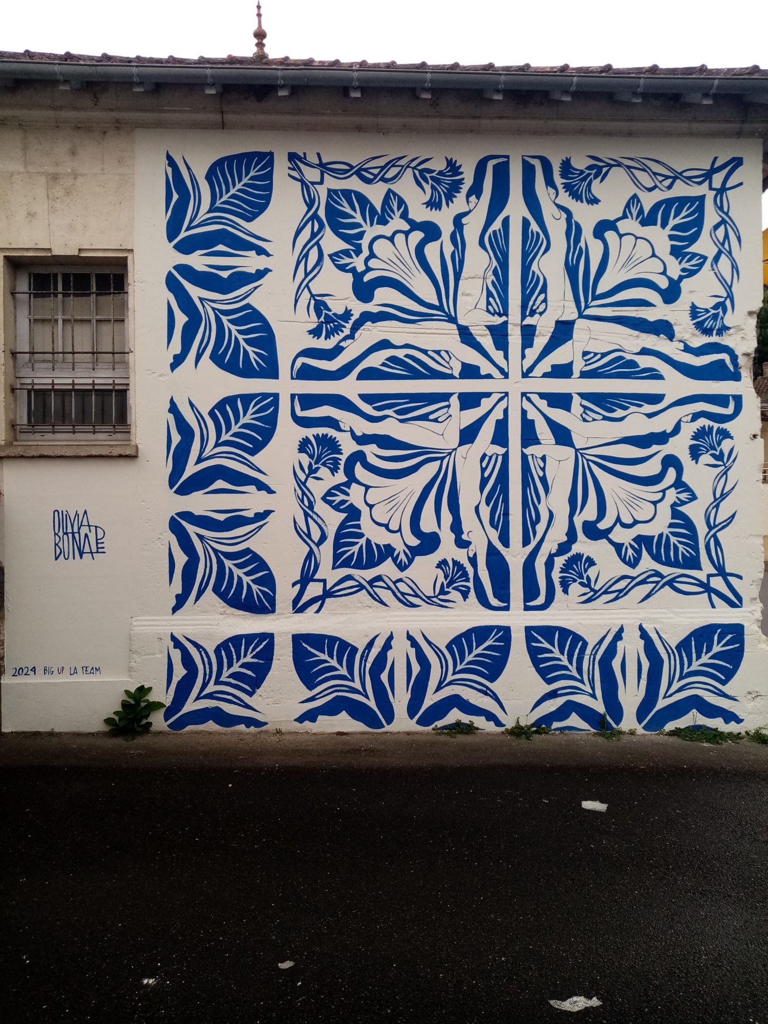 Carrelage bleu et blanc botanique — Olivia Bonar — Street art de Olivia de Bona à Castillon-la-Bataille
