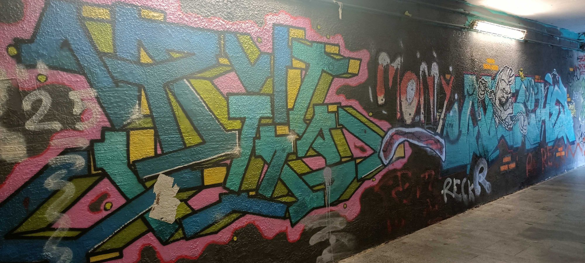 Pièce wildstyle multicolore en tunnel — Street art à Prague