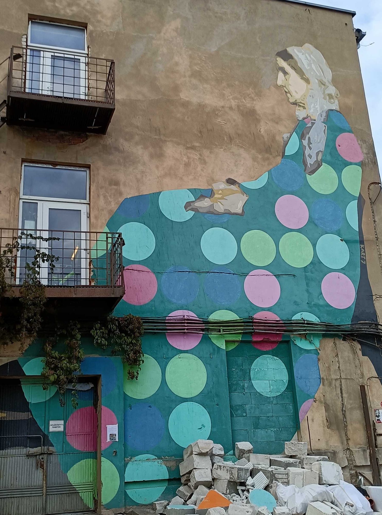 Figure pointilliste turquoise — Street art de Linas Kaziulionis kart7 à Vilnius