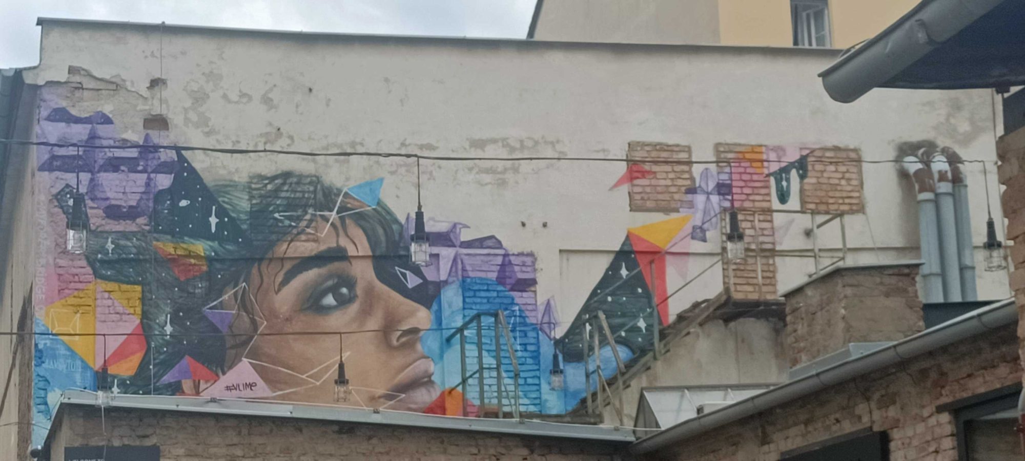 Portrait Géométrique Étoilé — Street art de Viktoria Lime à Prague