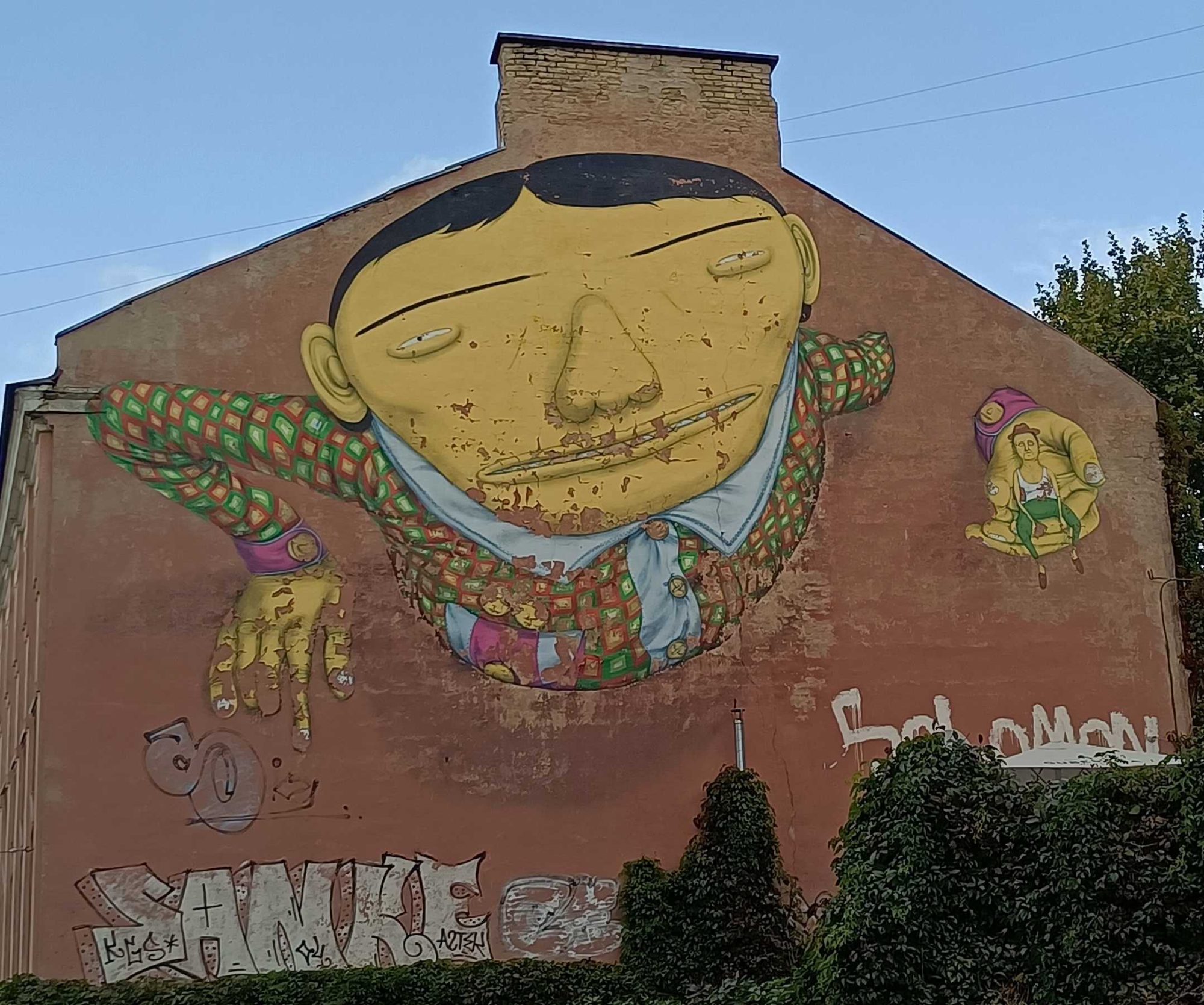 Stylized yellow face by Osgemeos — Street art by Osgemeos in Vilnius
